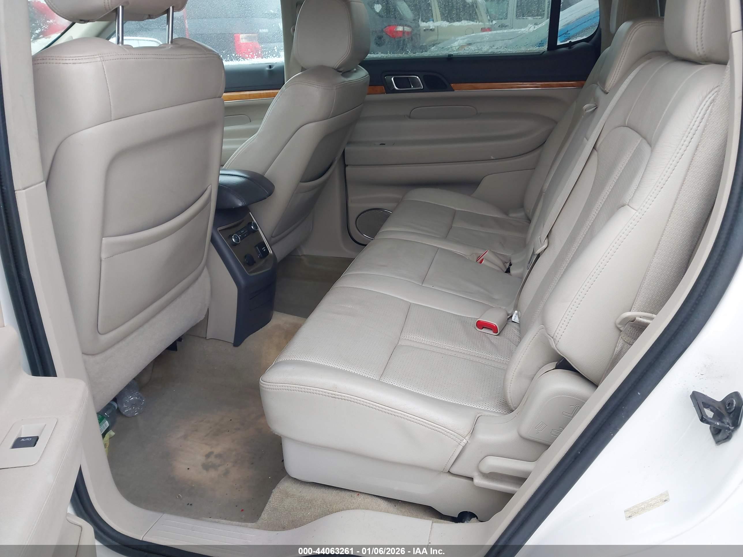 LINCOLN MKT image 8