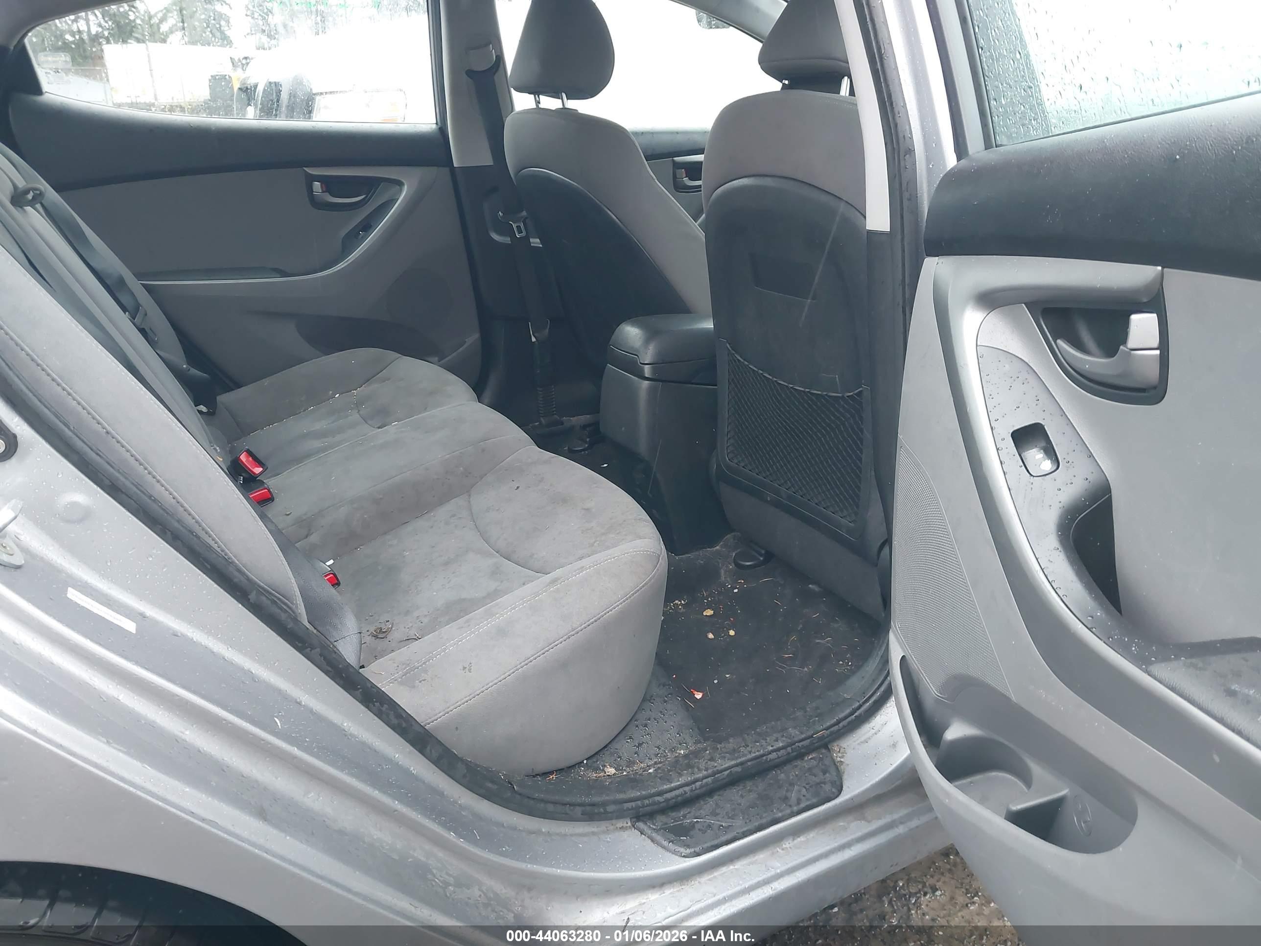 HYUNDAI ELANTRA image 8