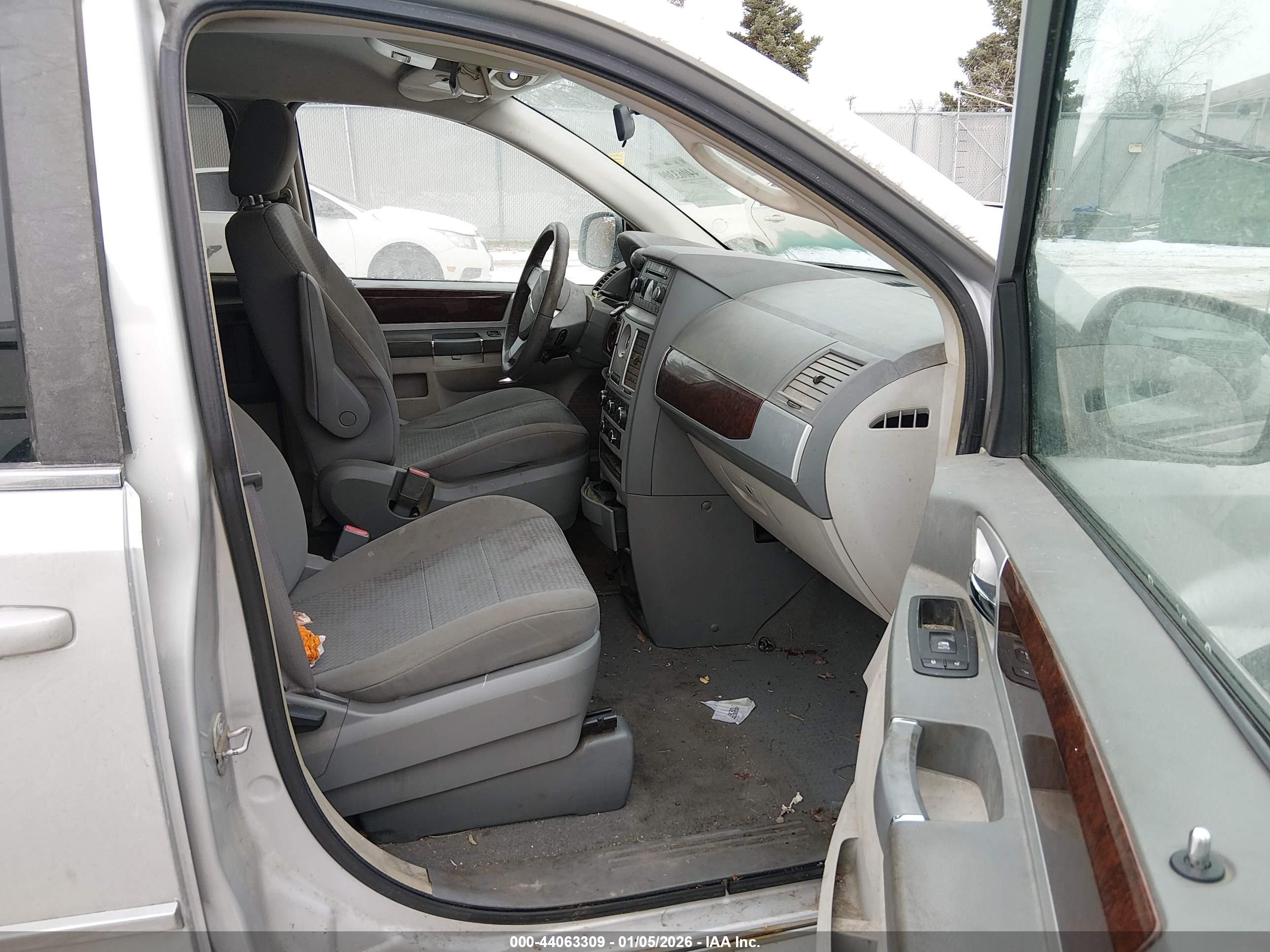 CHRYSLER TOWN image 5