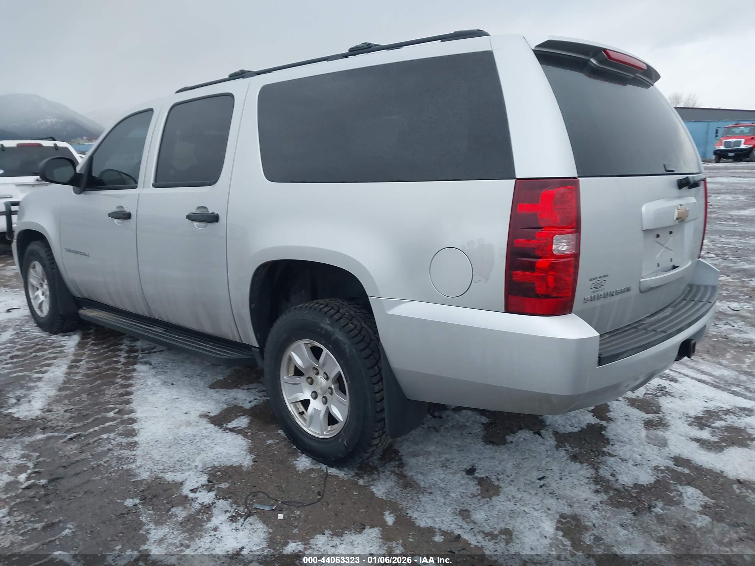 CHEVROLET SUBURBAN image 3