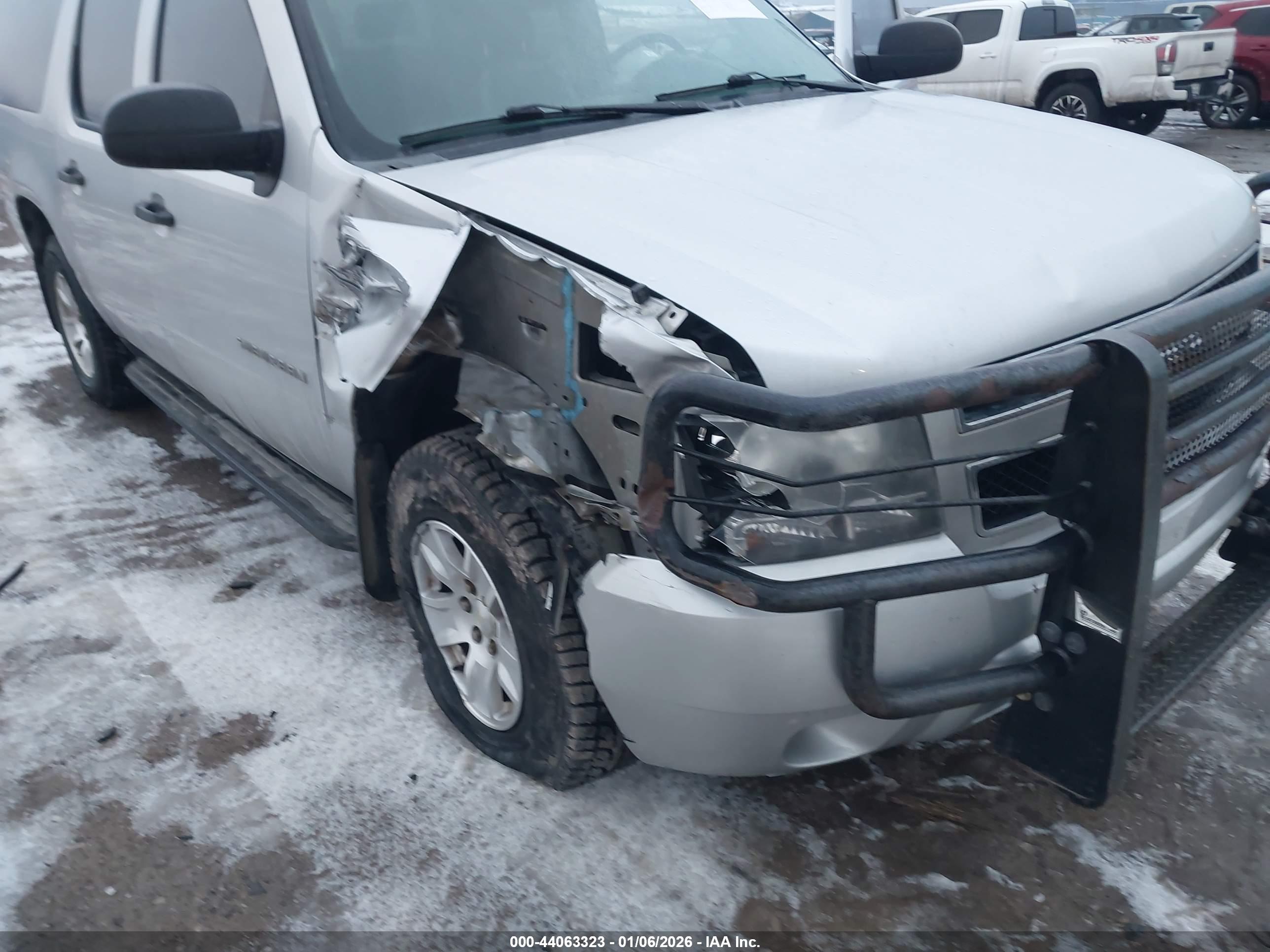 CHEVROLET SUBURBAN image 6
