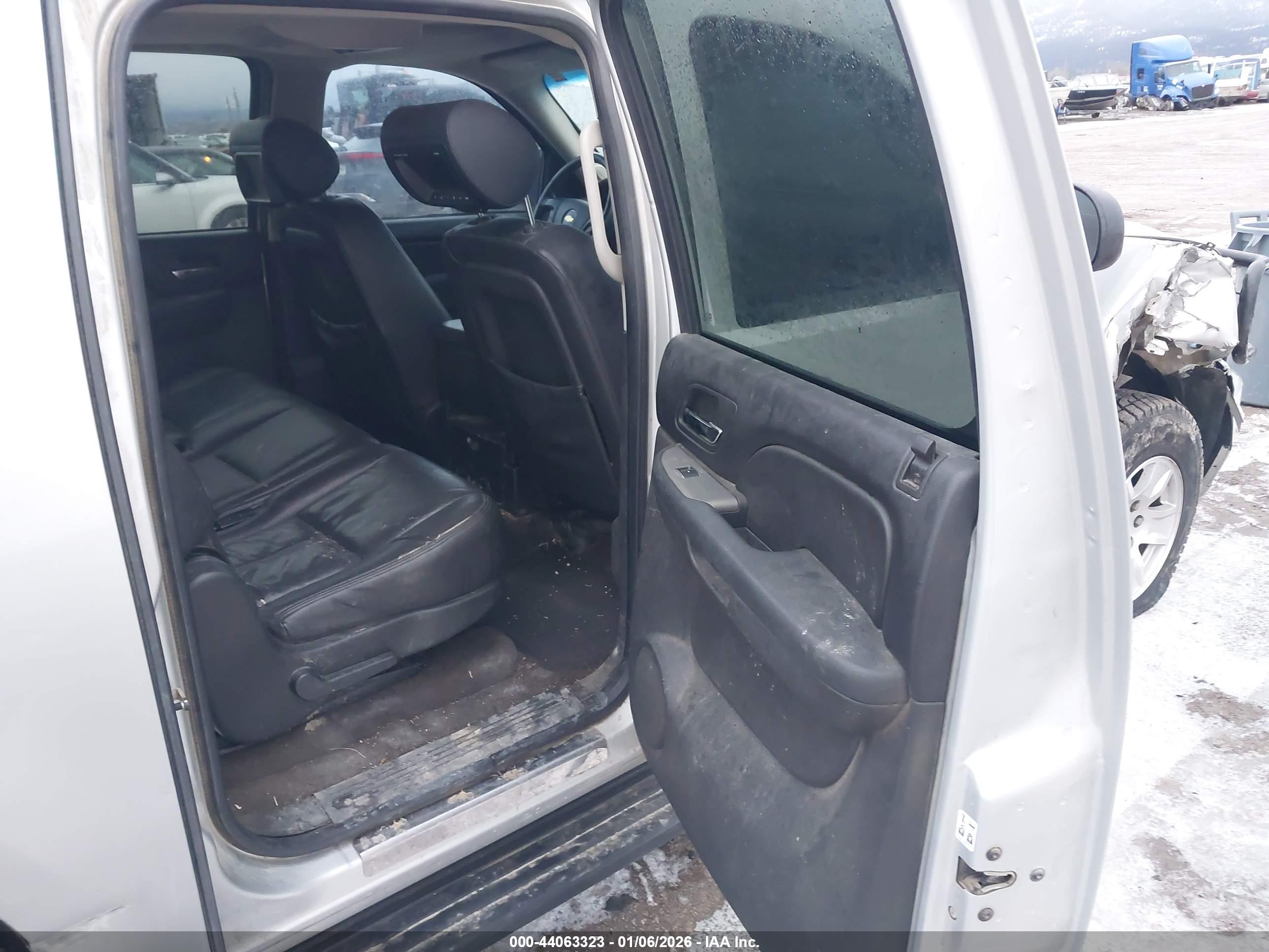CHEVROLET SUBURBAN image 8