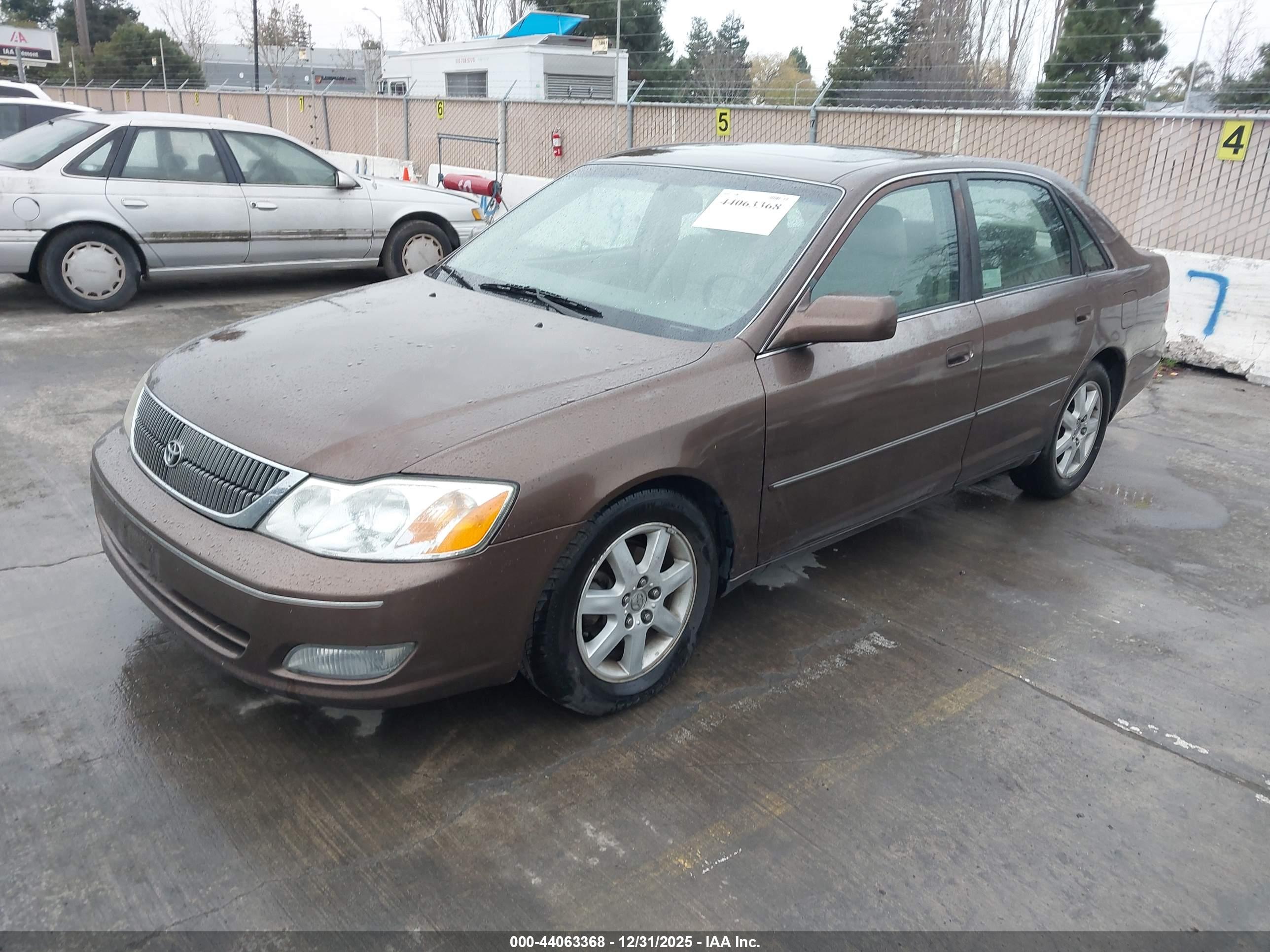 TOYOTA AVALON image 2