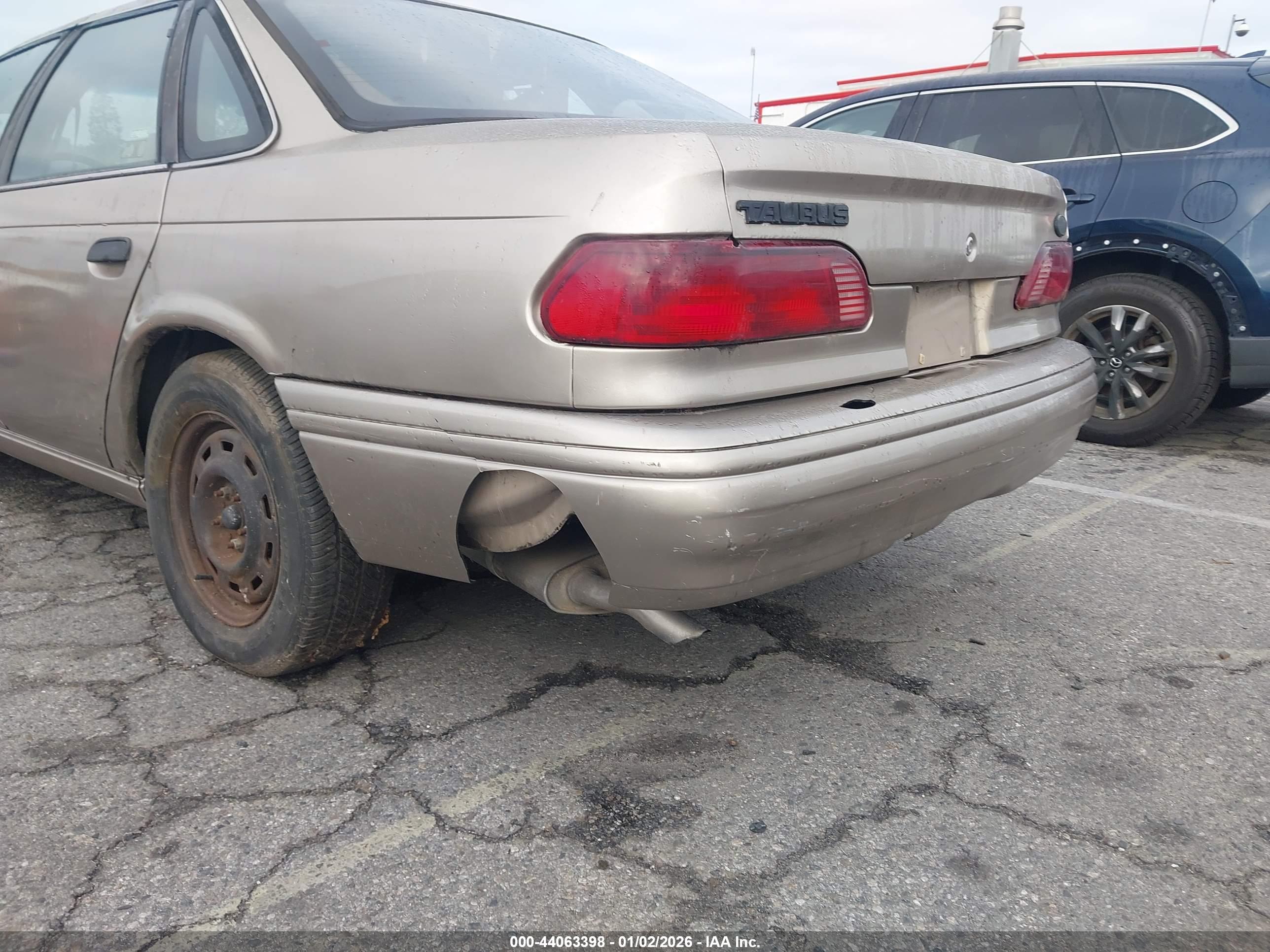 FORD TAURUS image 6