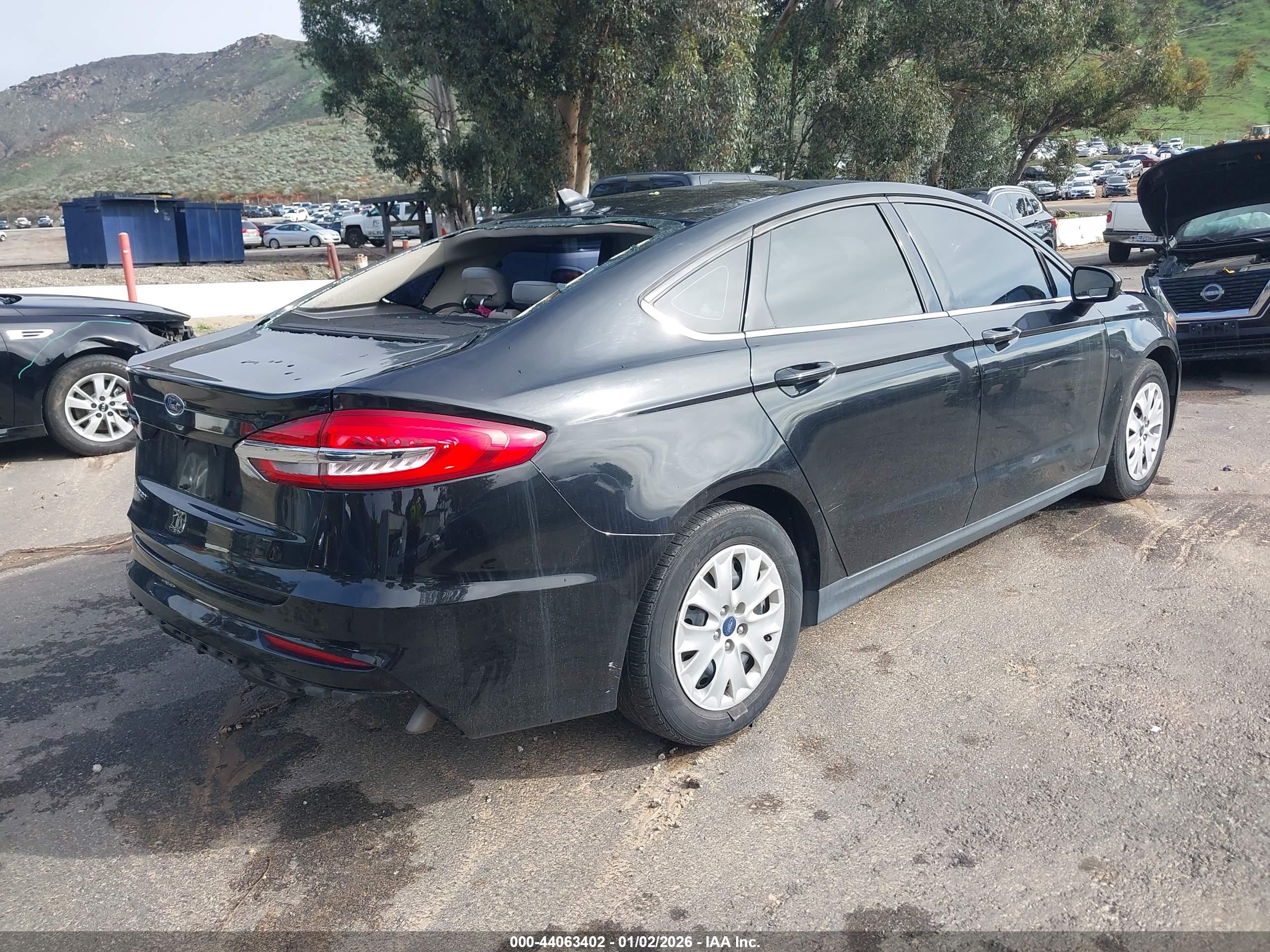 FORD FUSION image 4
