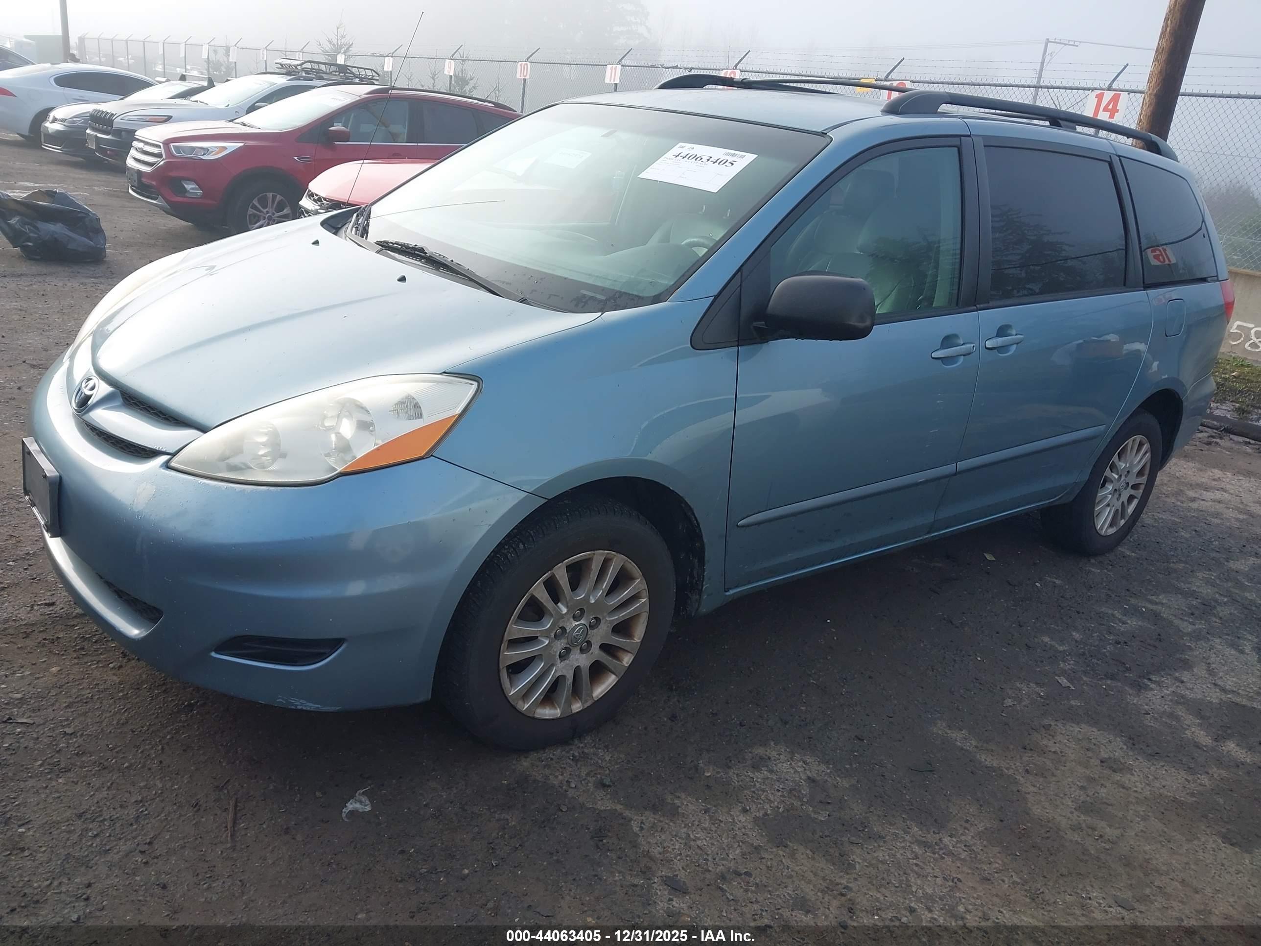 TOYOTA SIENNA image 2