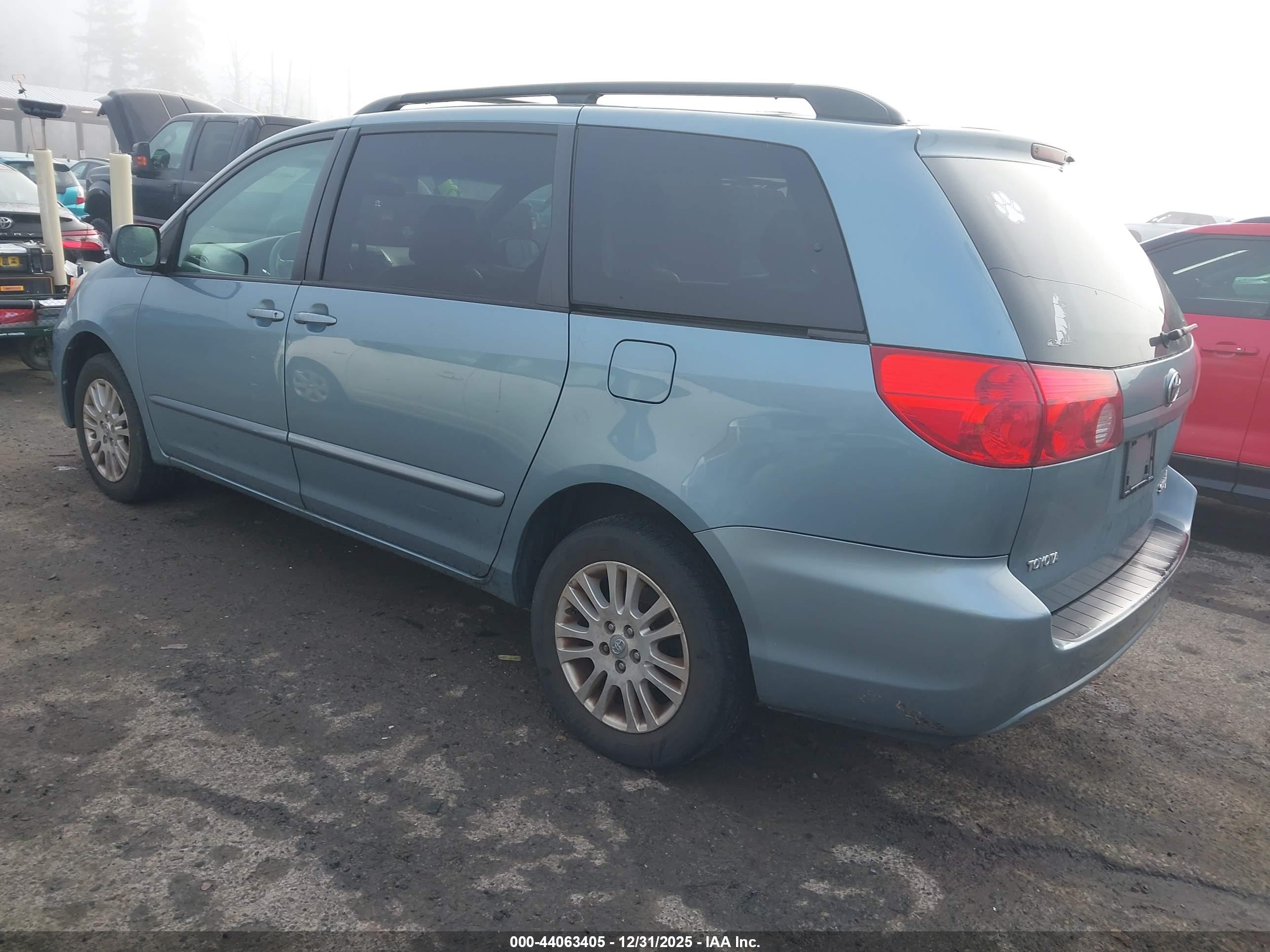 TOYOTA SIENNA image 3