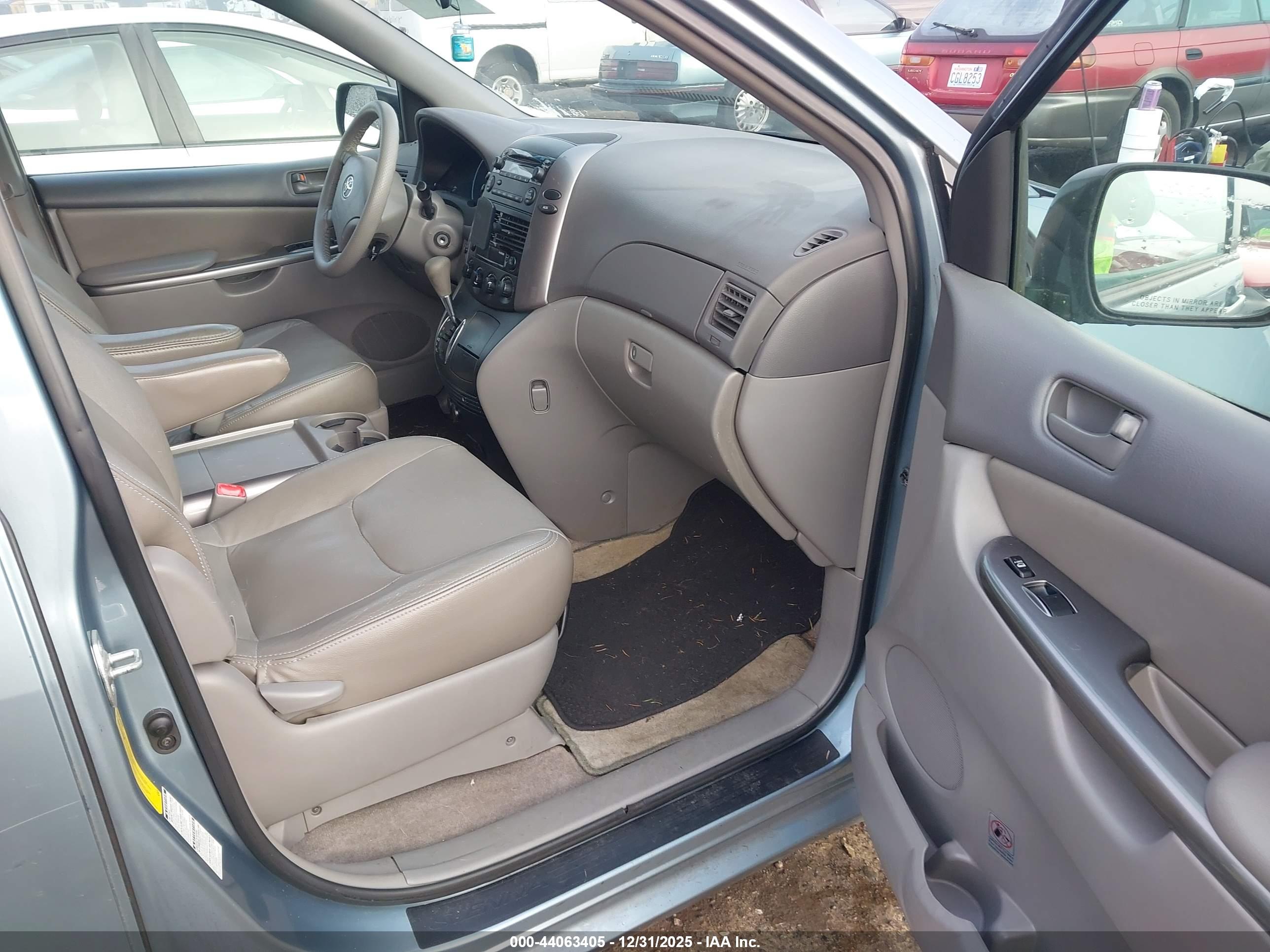 TOYOTA SIENNA image 5