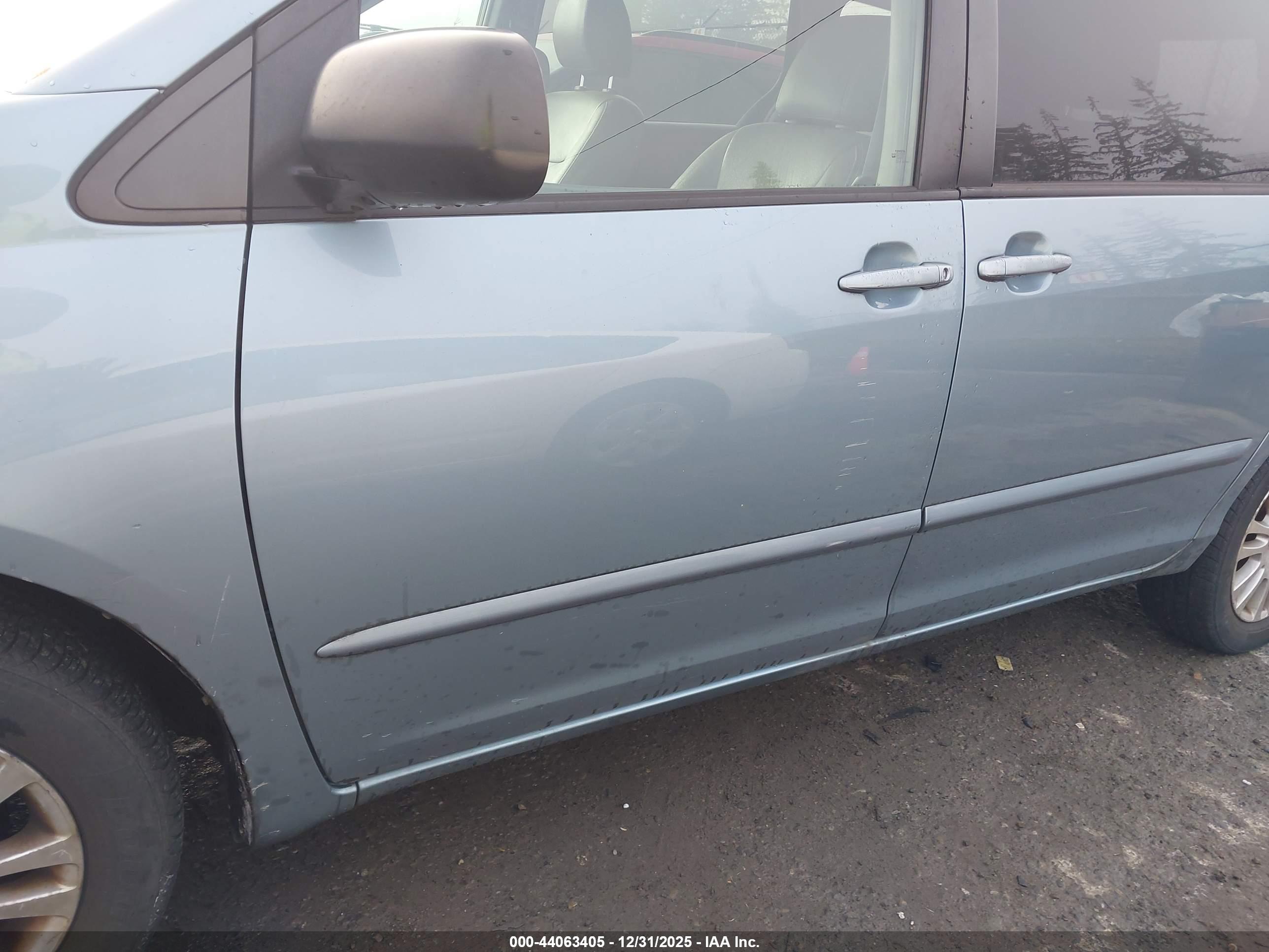 TOYOTA SIENNA image 6