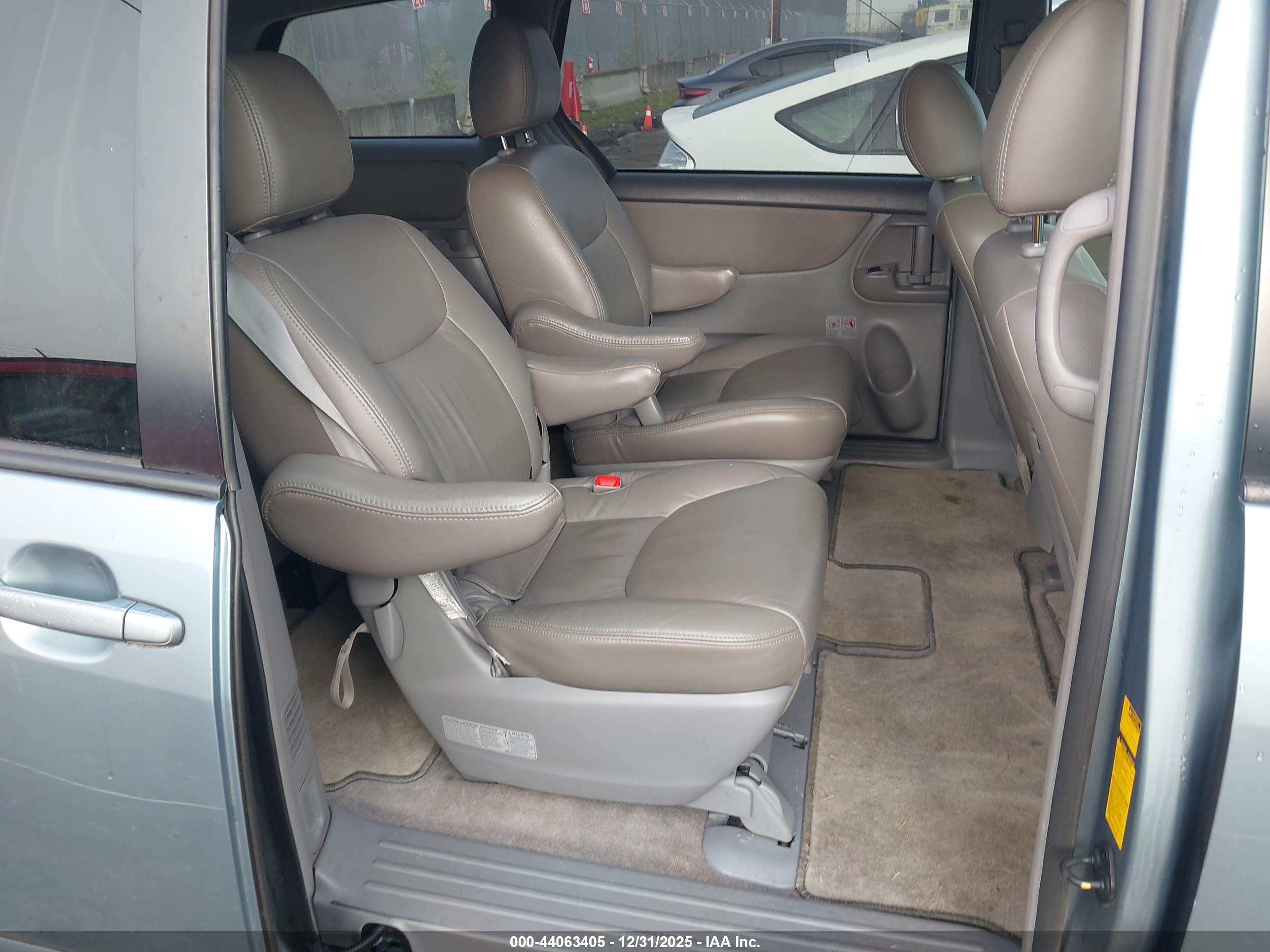 TOYOTA SIENNA image 8