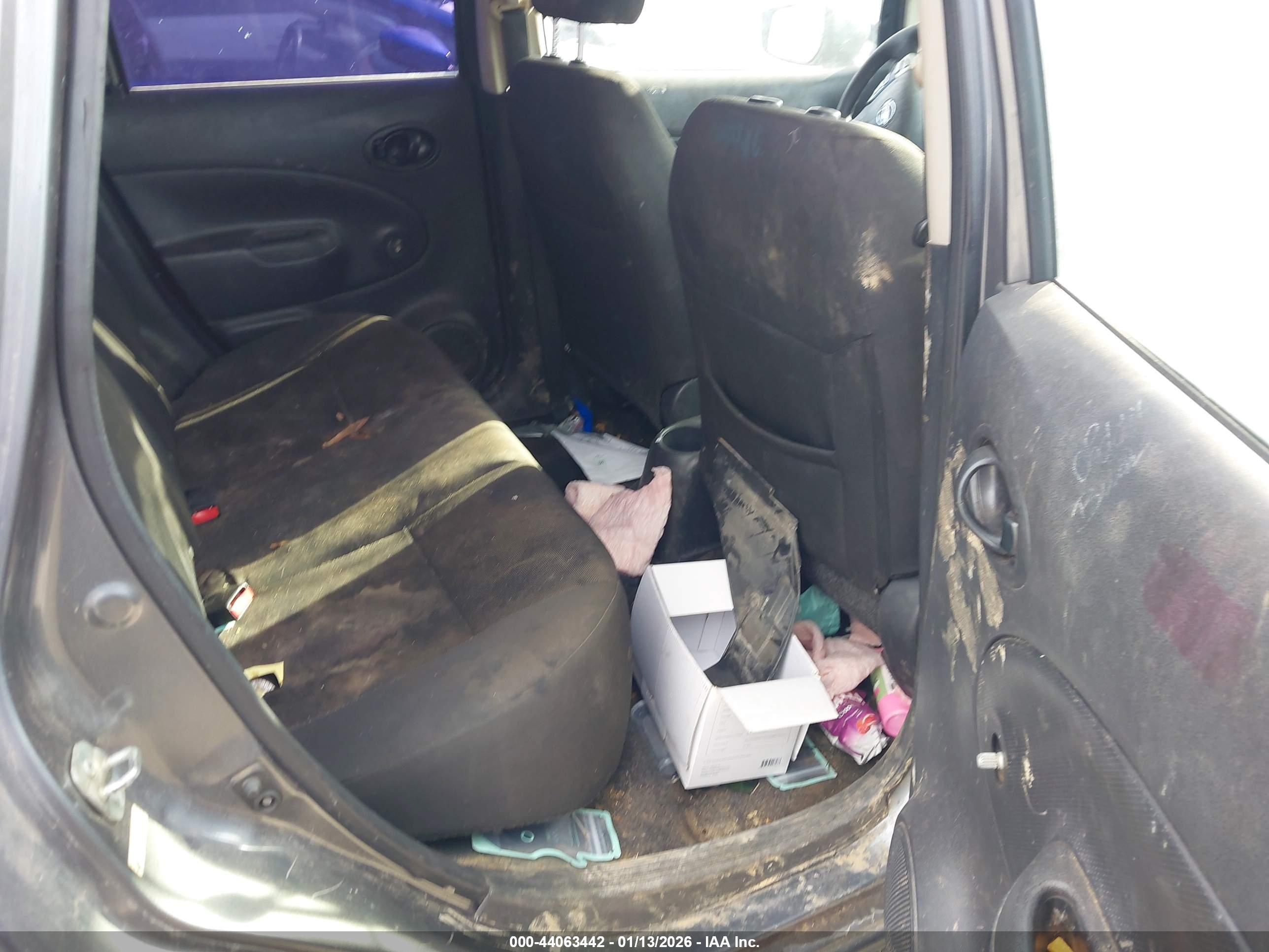 NISSAN VERSA image 8