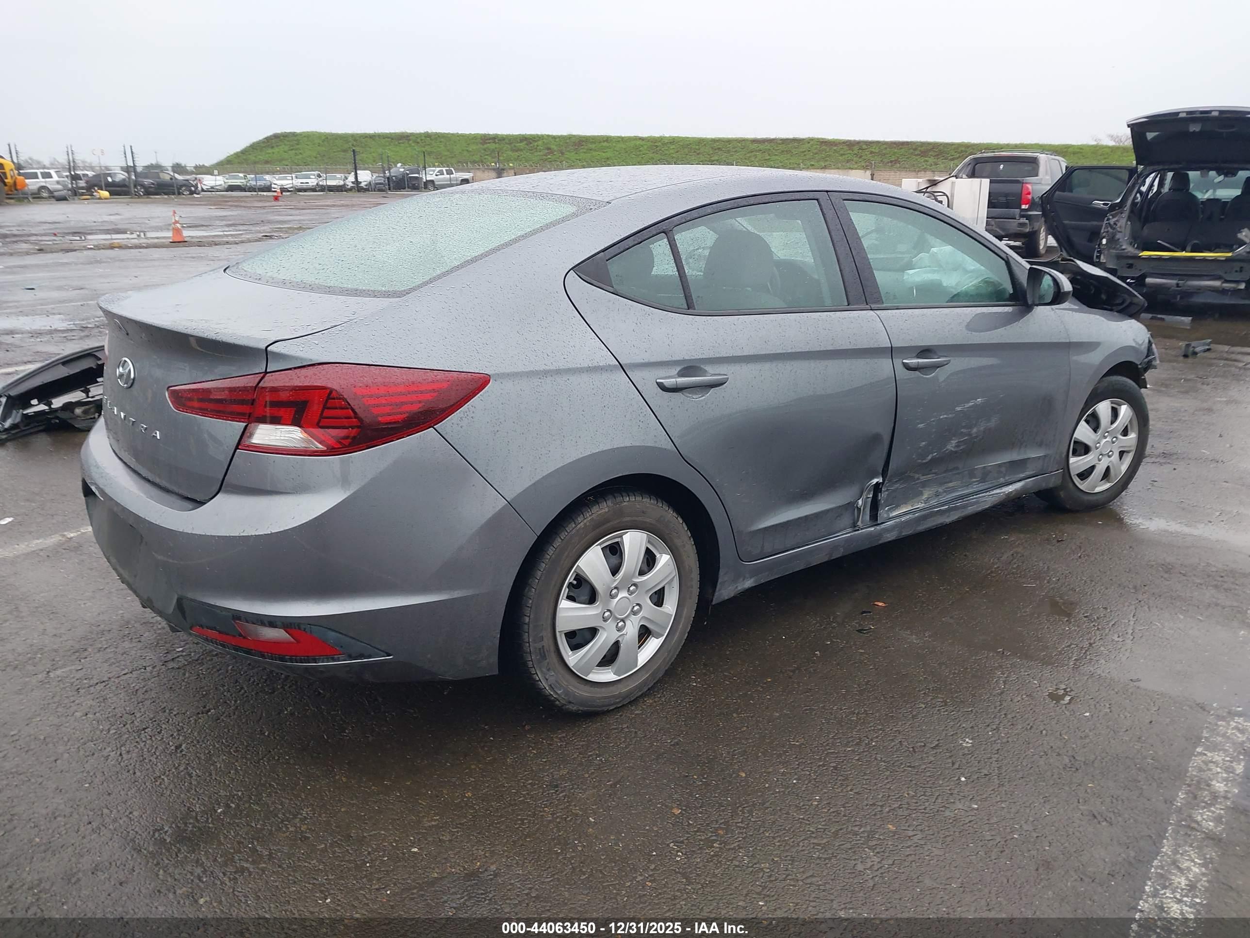 HYUNDAI ELANTRA image 4