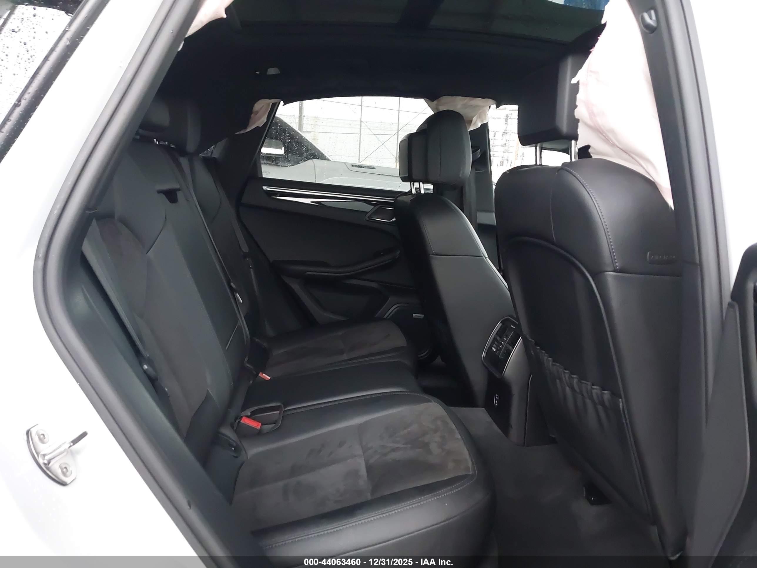PORSCHE MACAN image 8