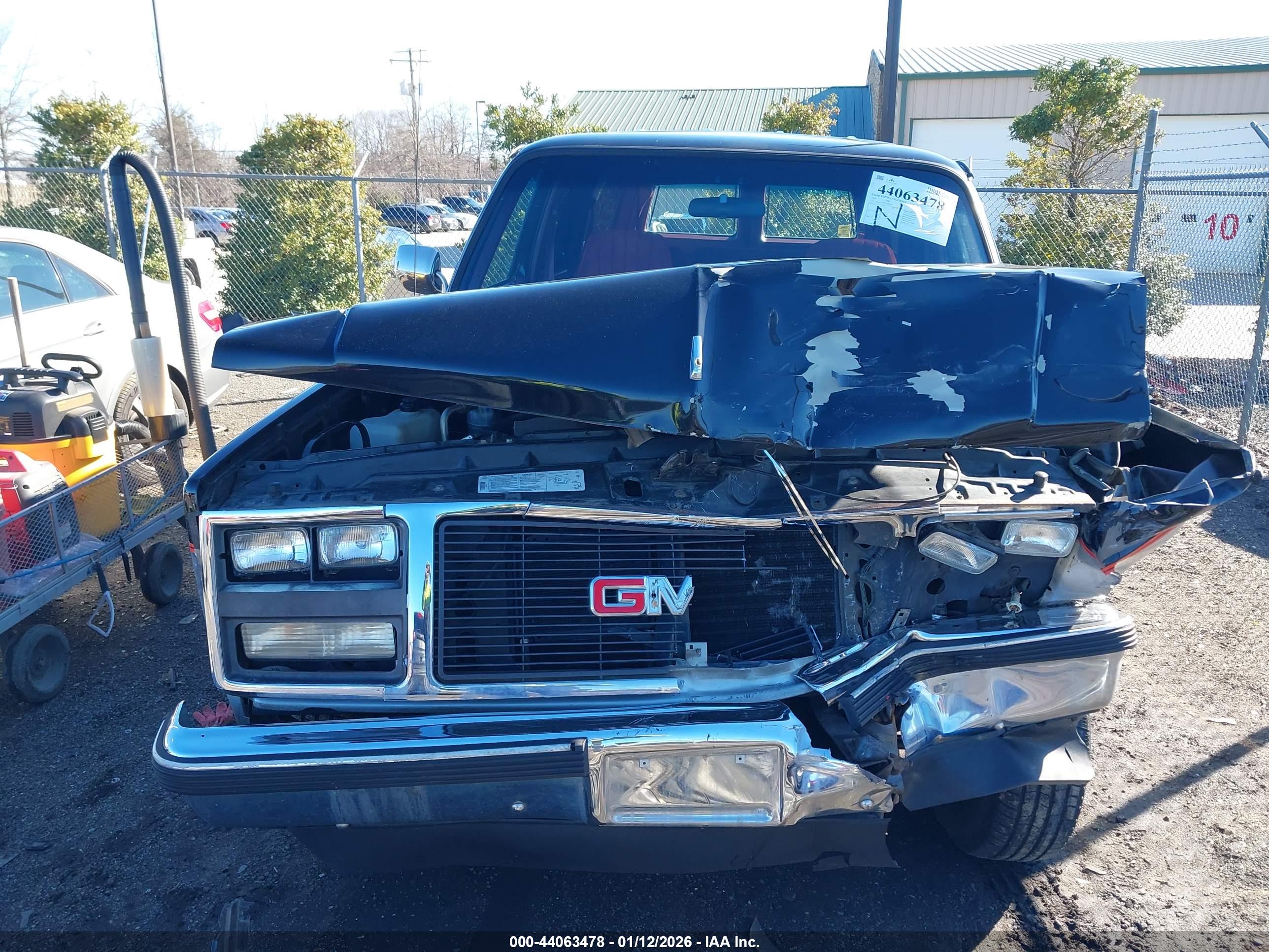 GMC SUBURBAN image 6