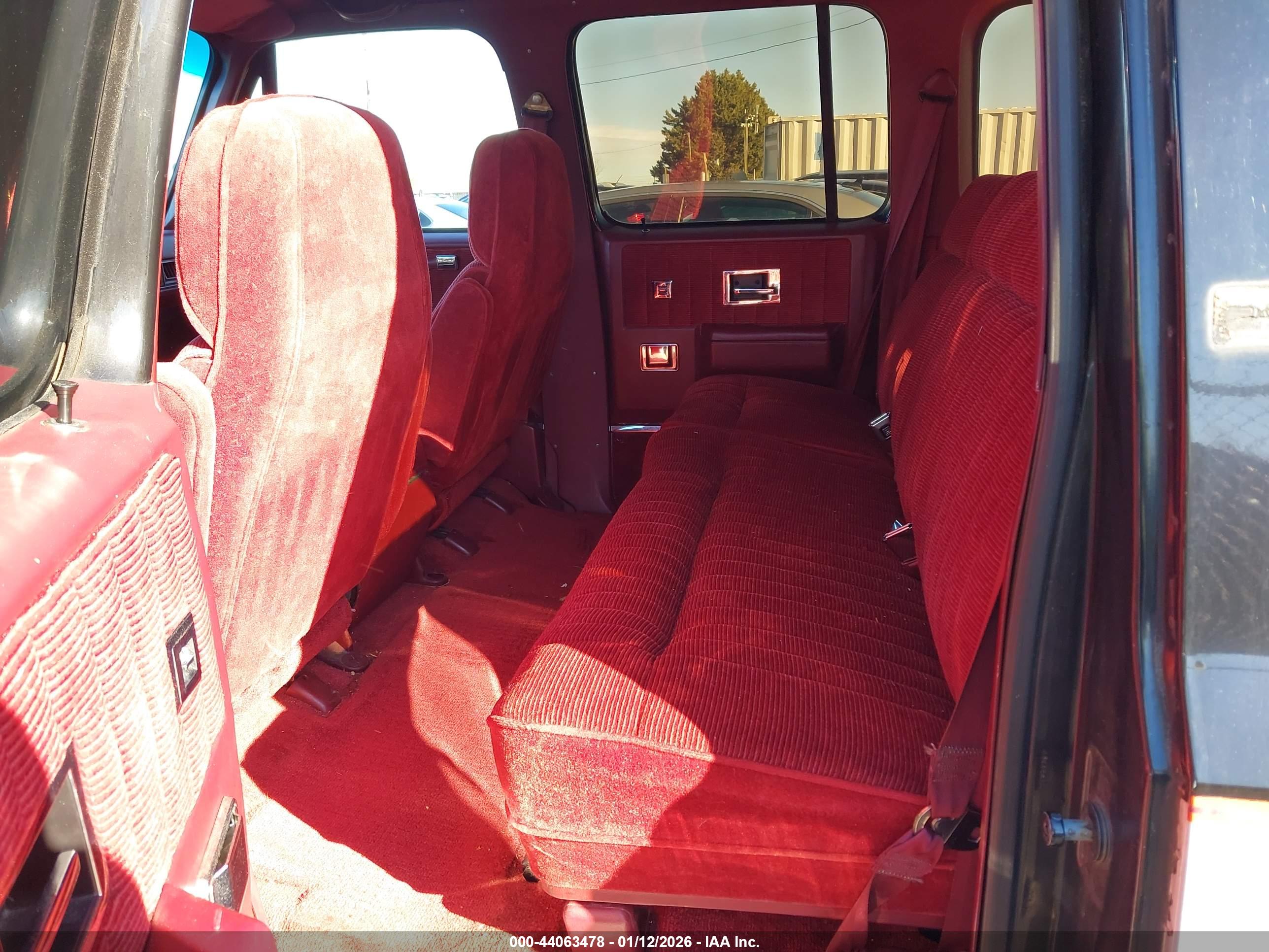 GMC SUBURBAN image 8