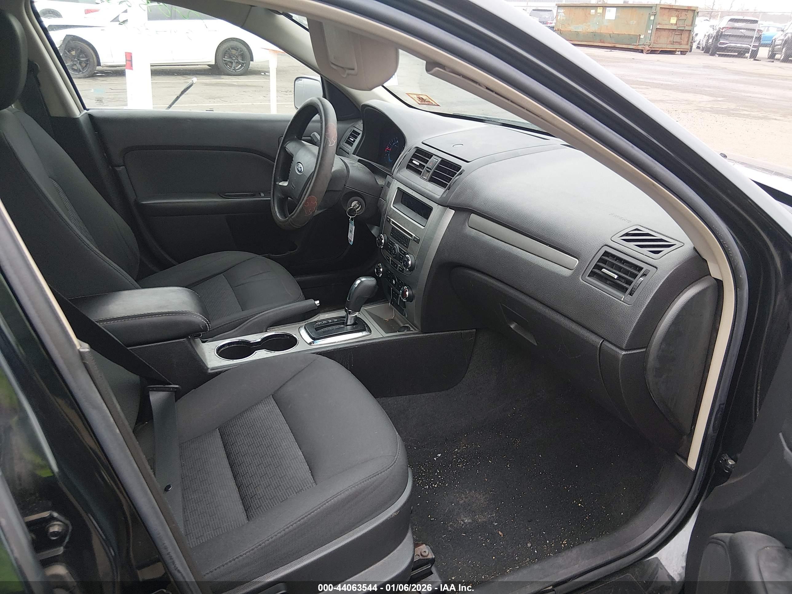 FORD FUSION image 5