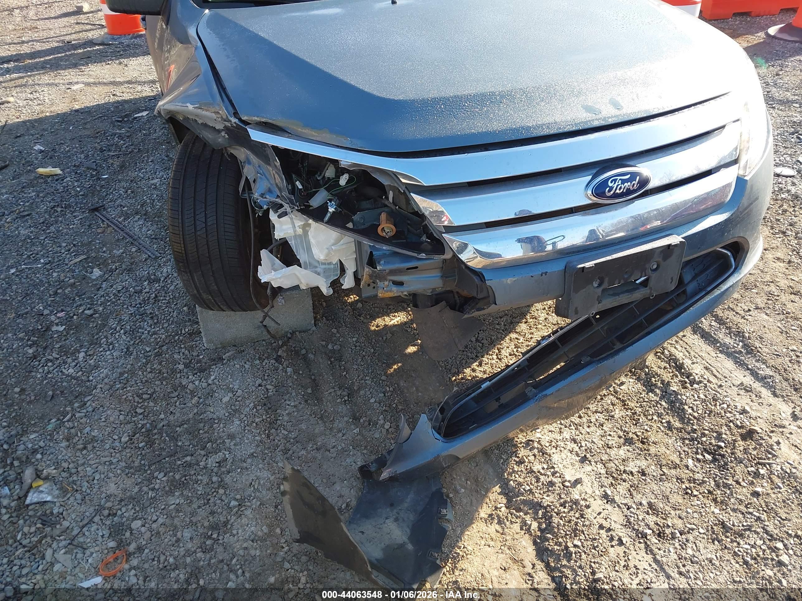 FORD FUSION image 6