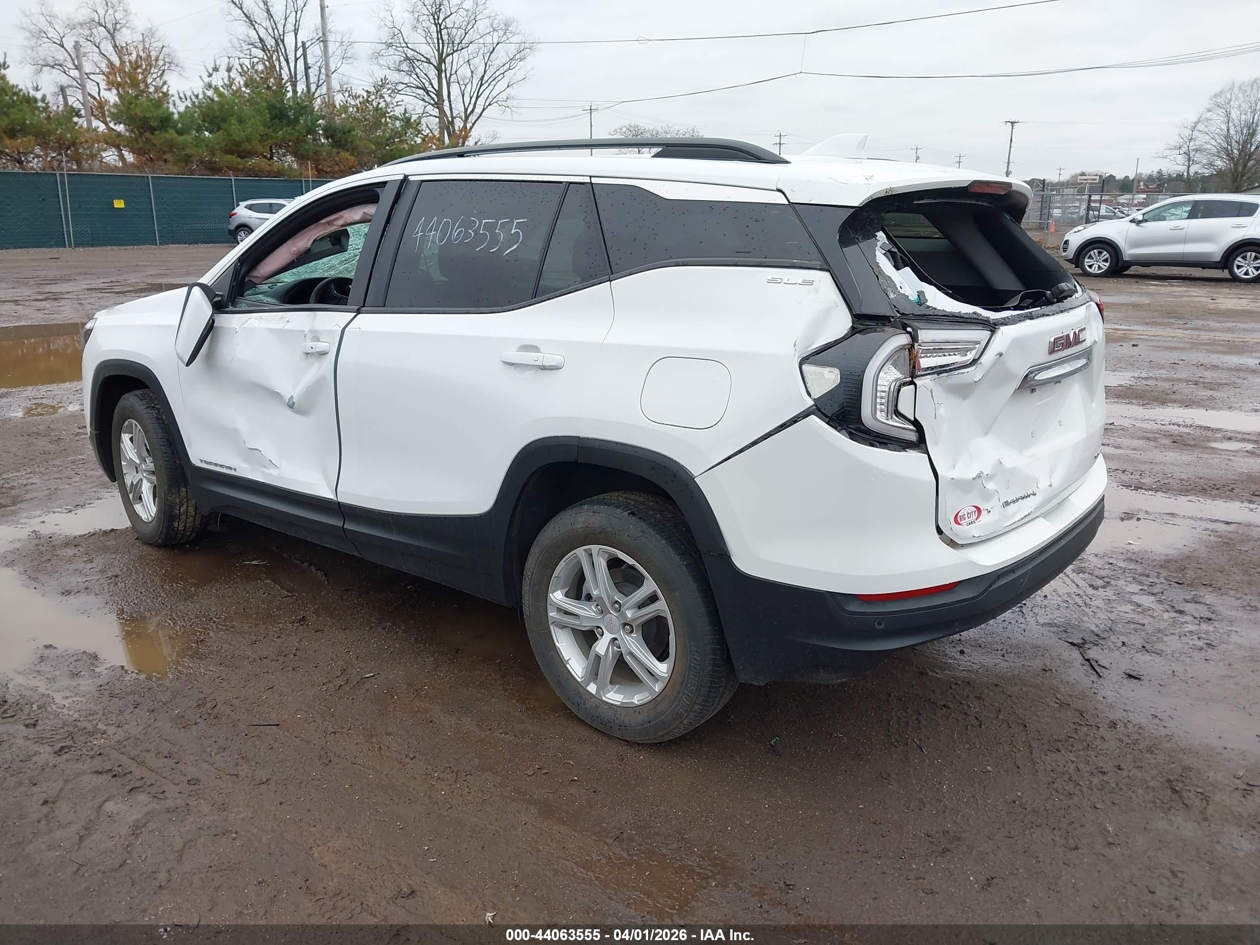 GMC TERRAIN image 3