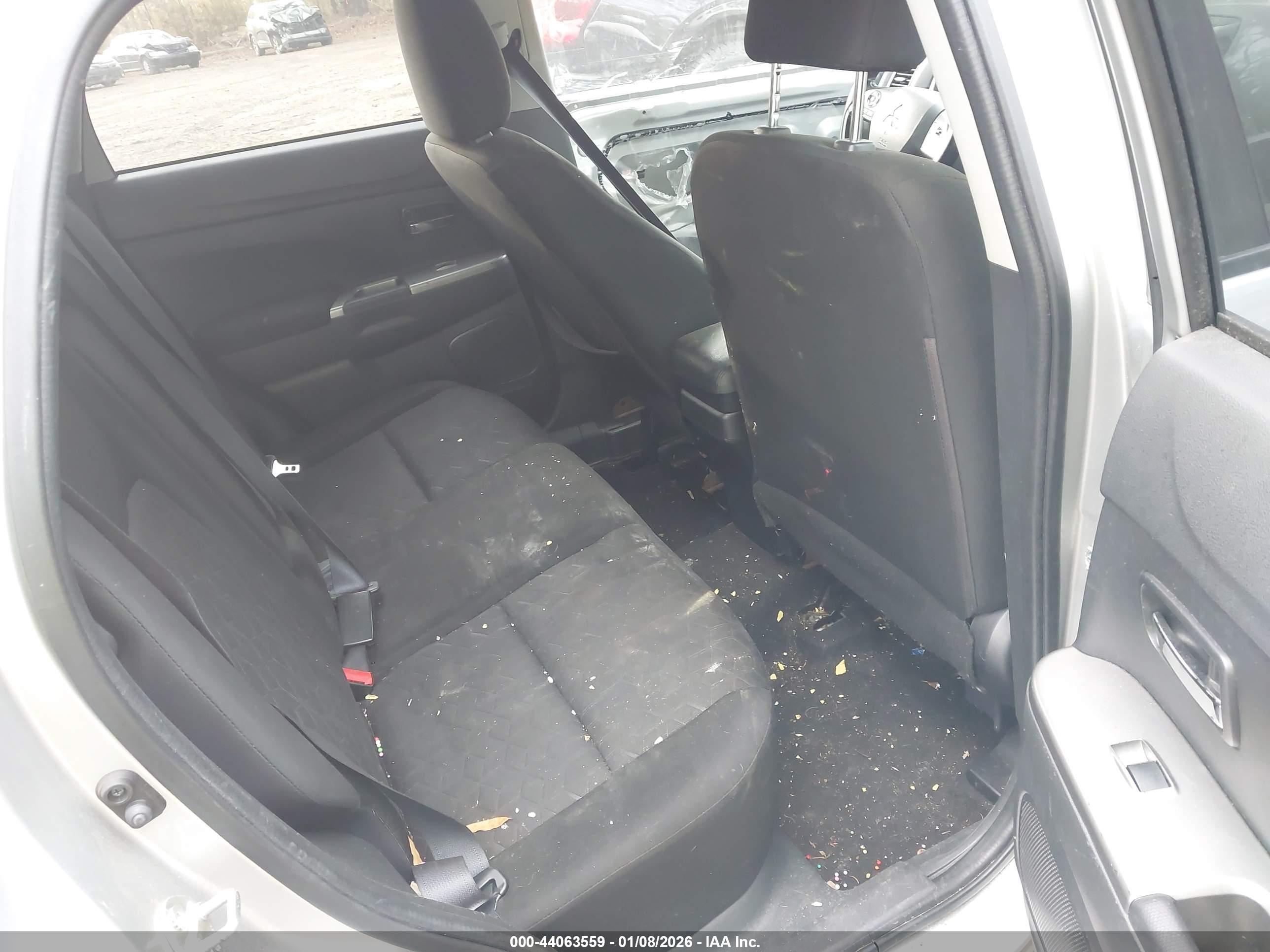 MITSUBISHI OUTLANDER image 8