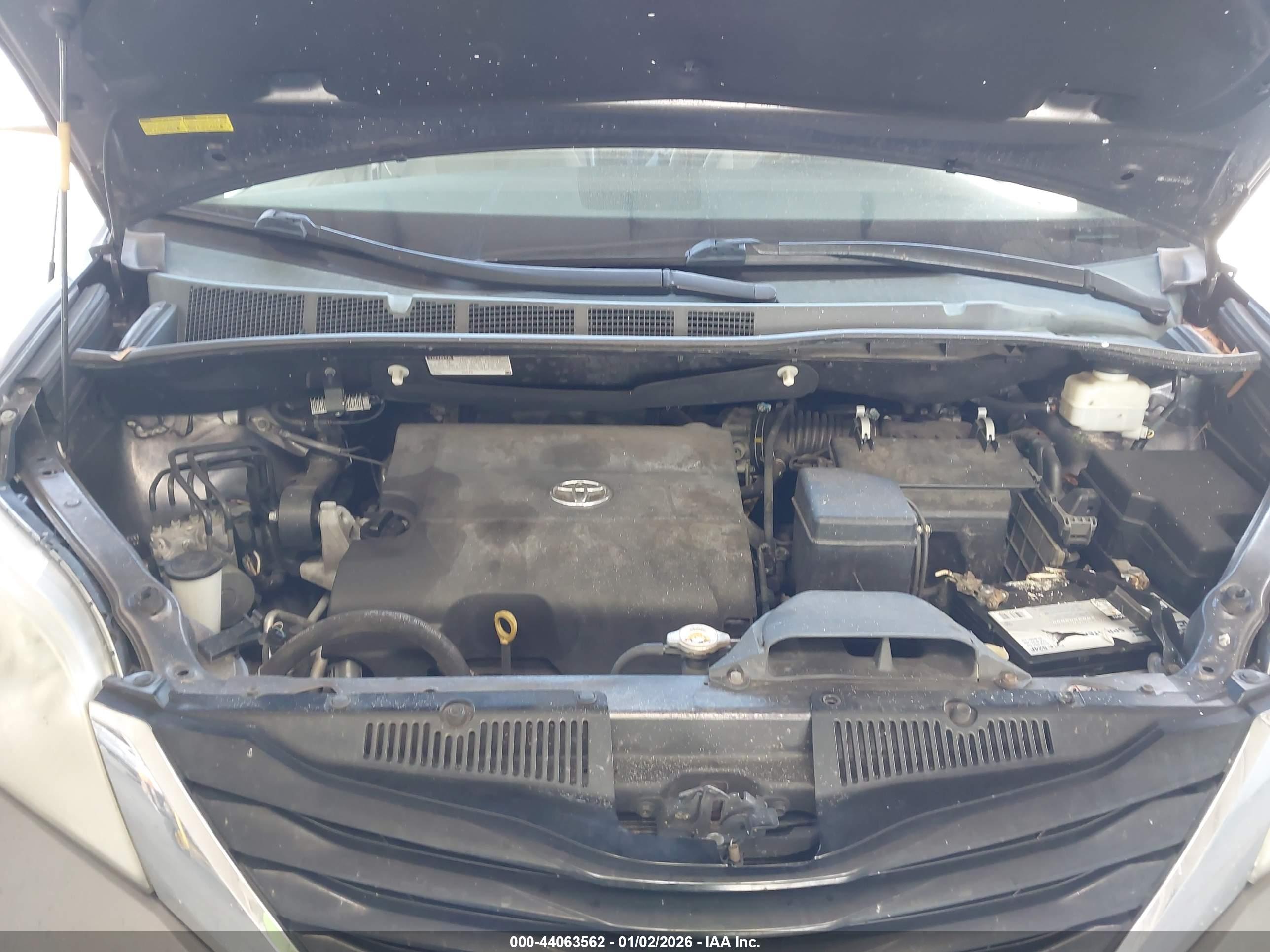 TOYOTA SIENNA image 10