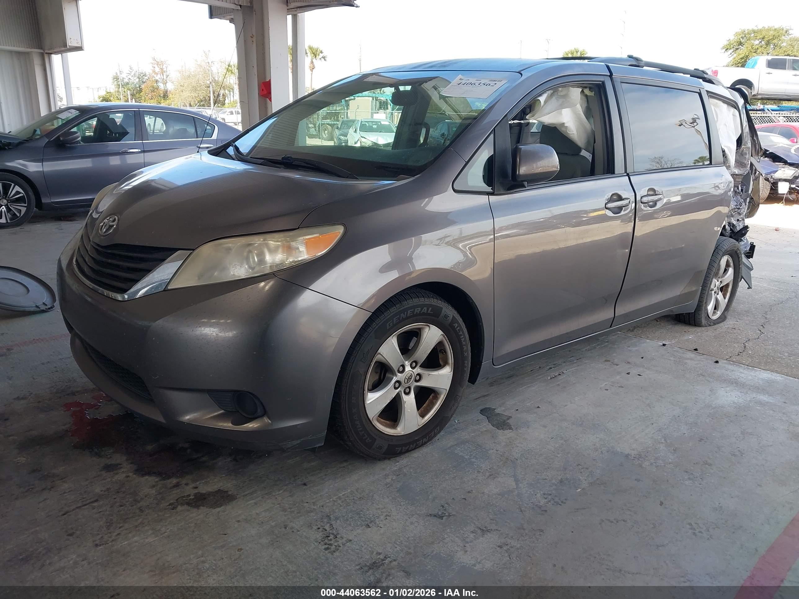 TOYOTA SIENNA image 2