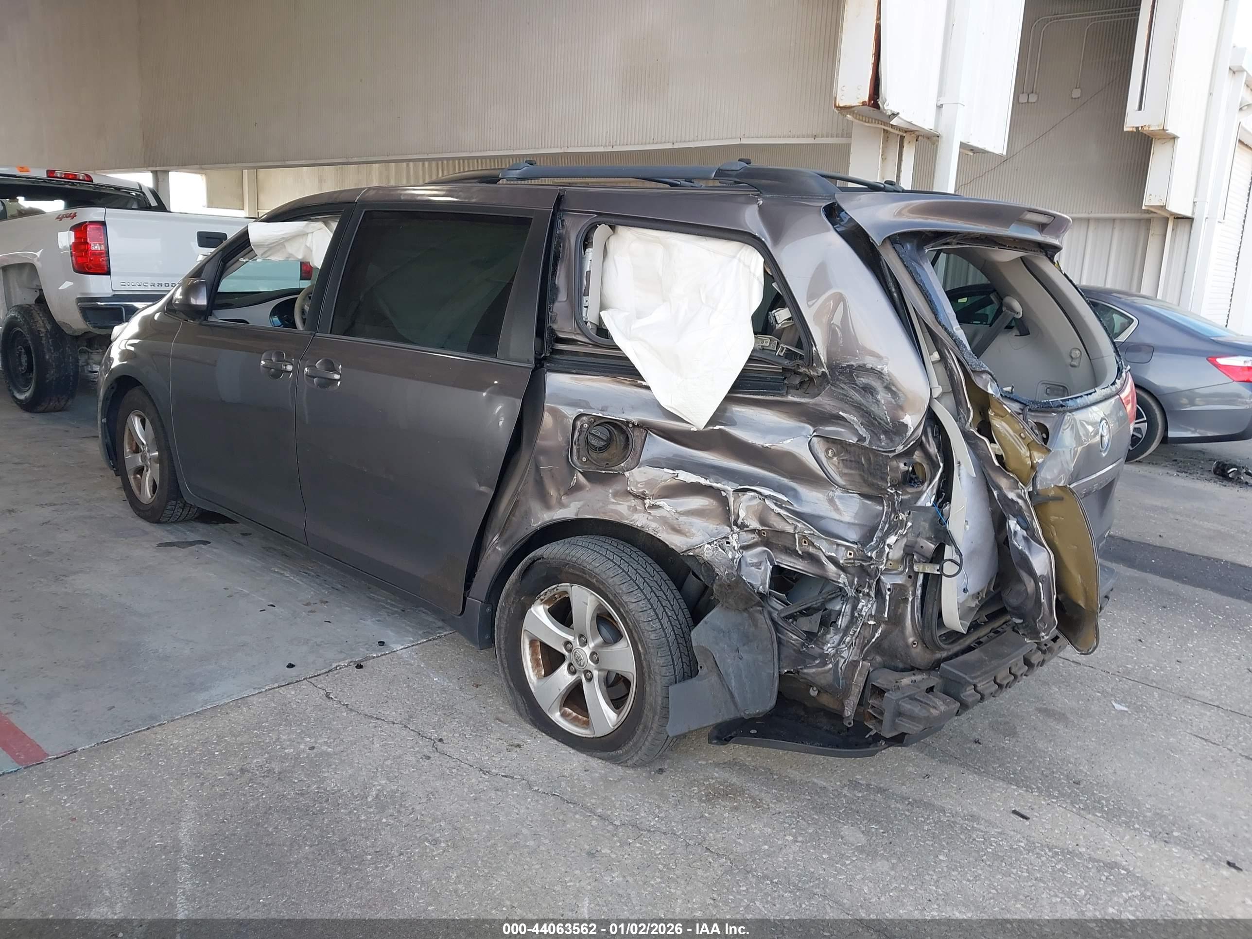 TOYOTA SIENNA image 3