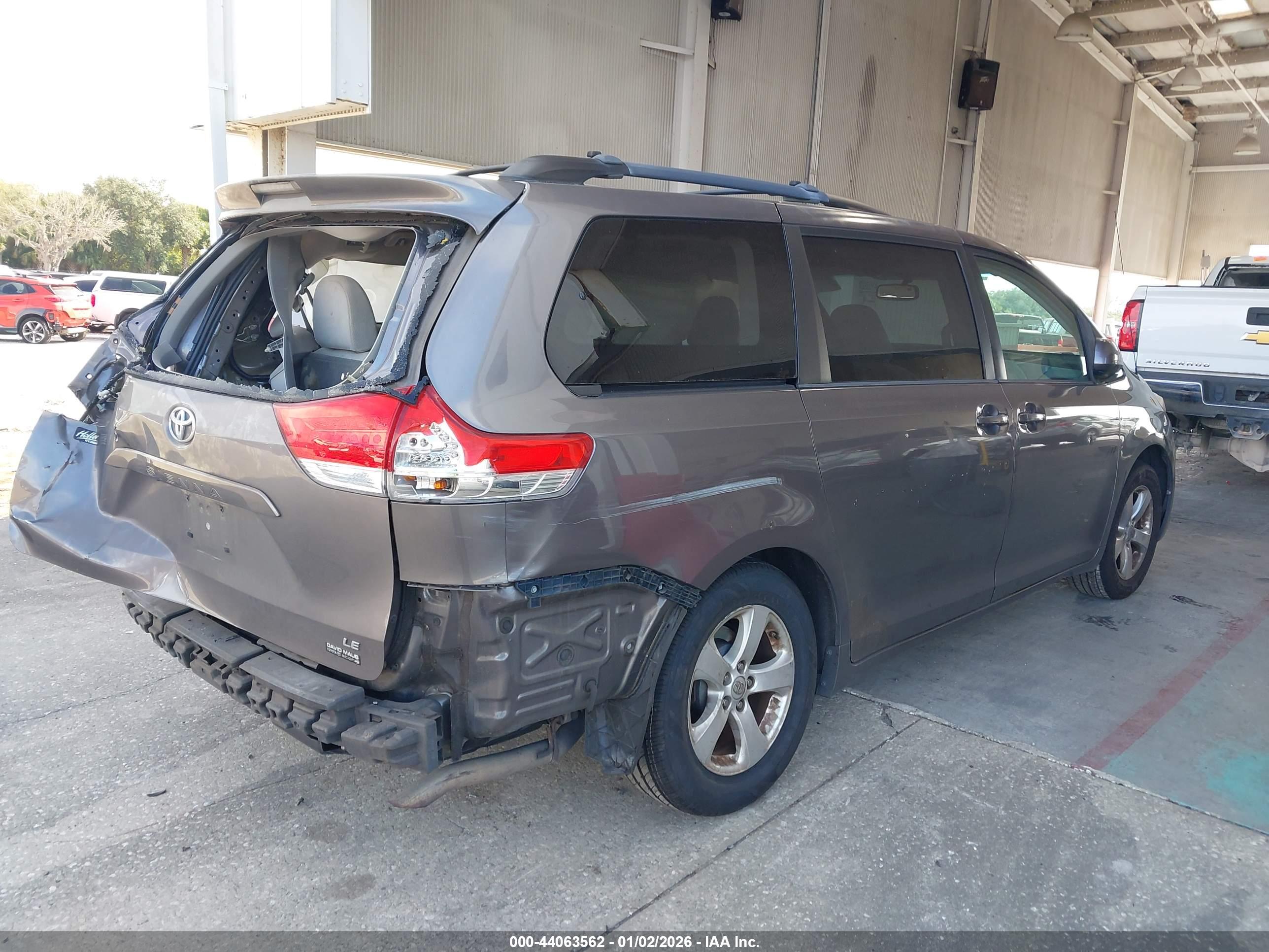 TOYOTA SIENNA image 4