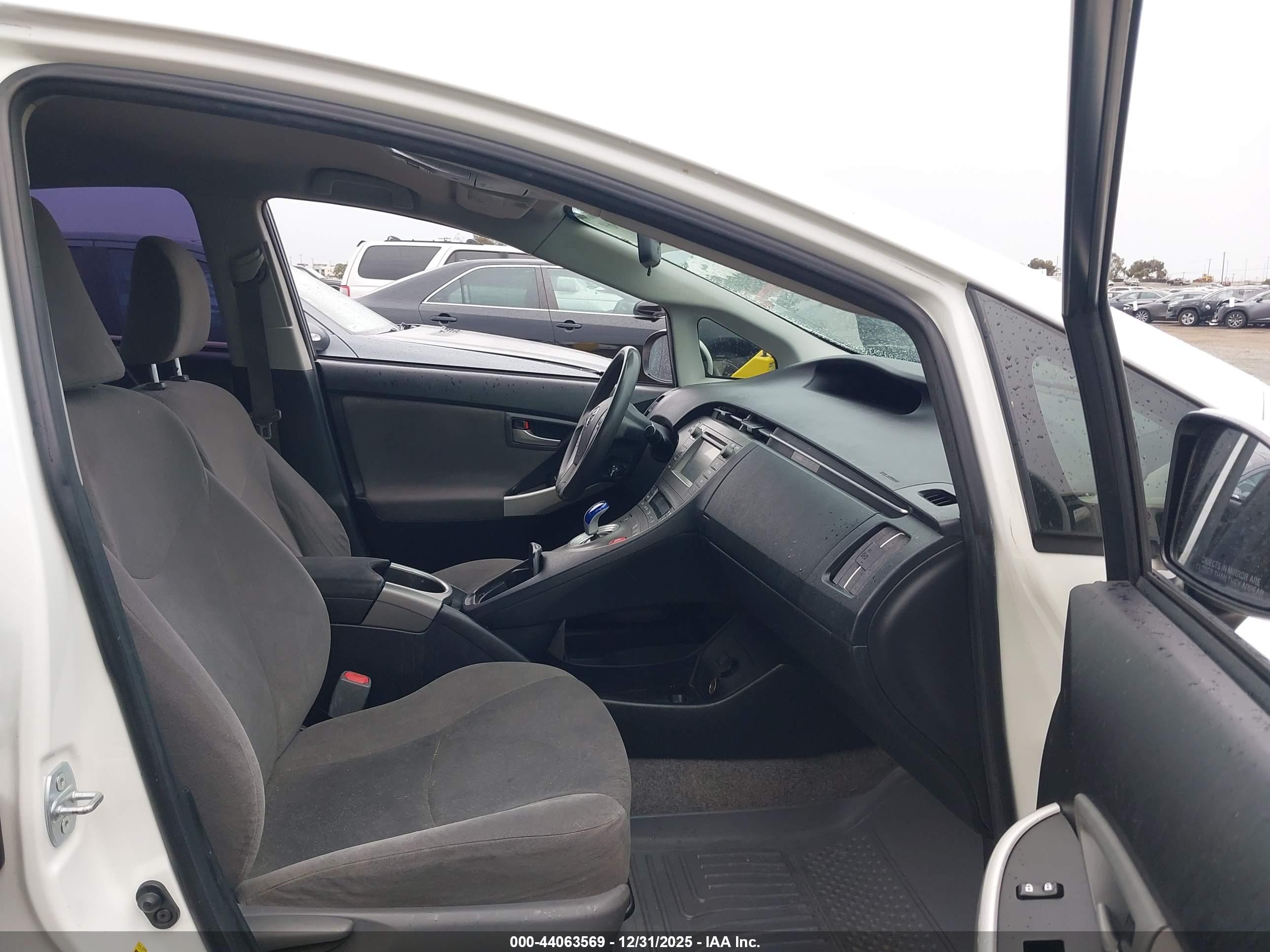 TOYOTA PRIUS image 5