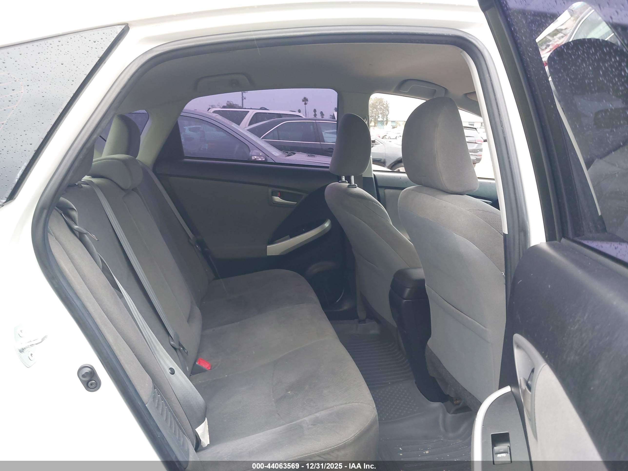 TOYOTA PRIUS image 8