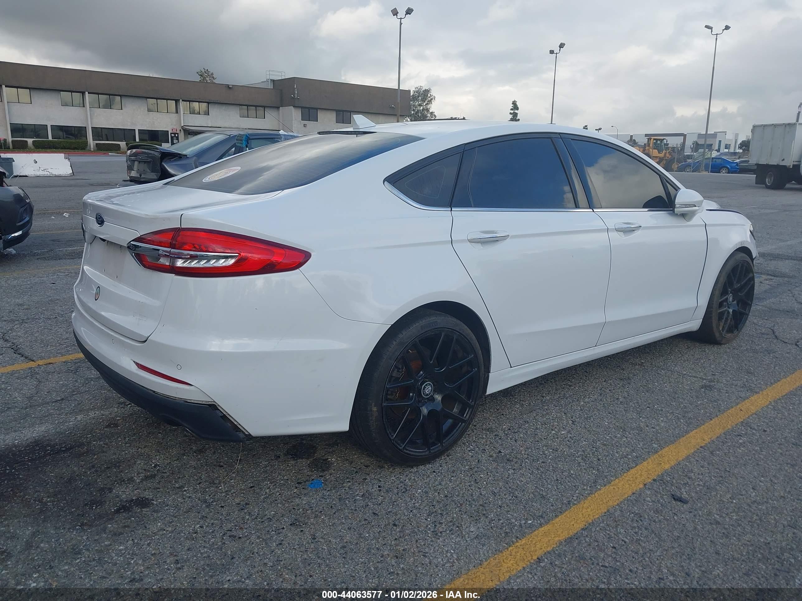 FORD FUSION image 4