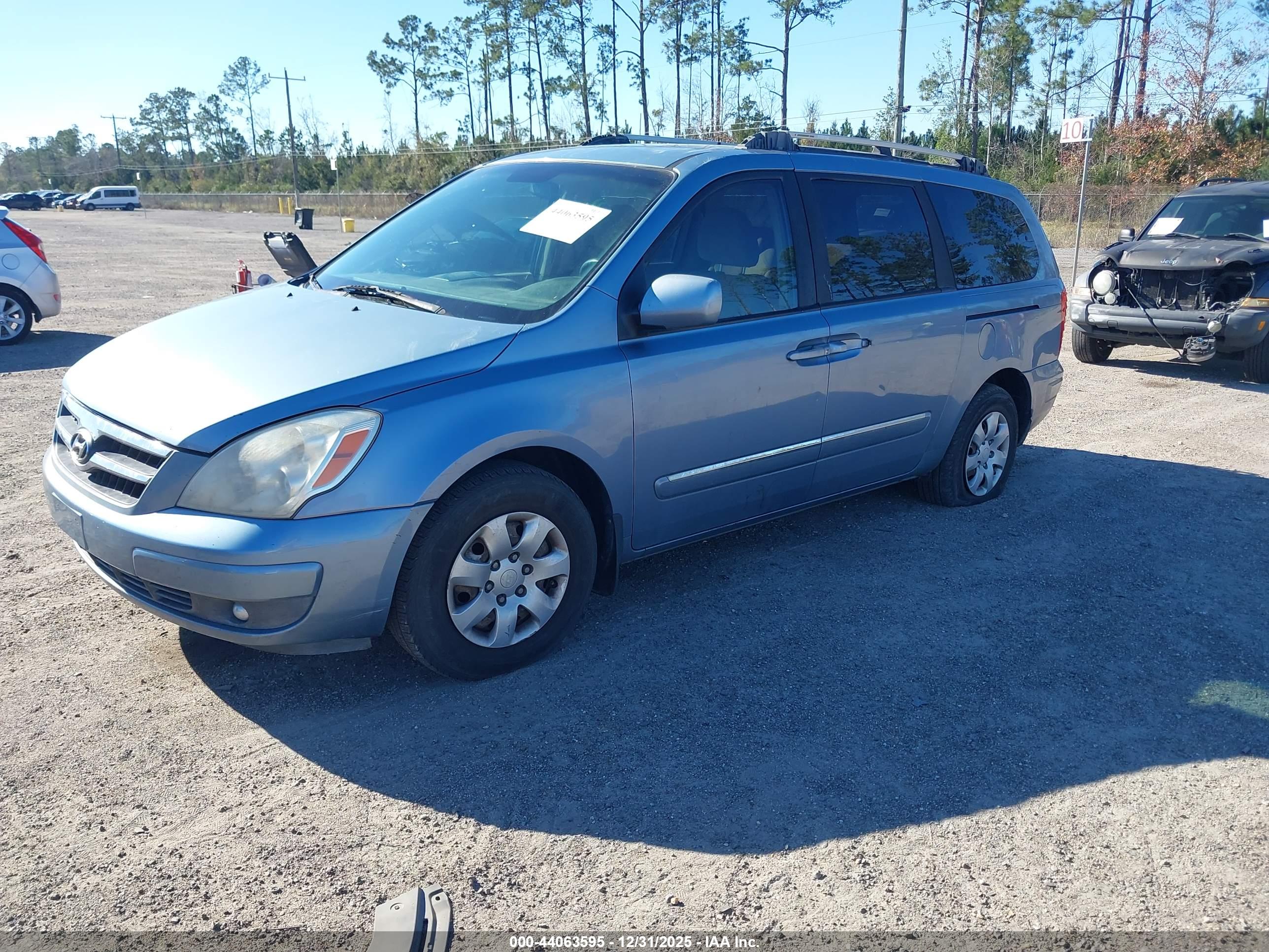 HYUNDAI ENTOURAGE image 2