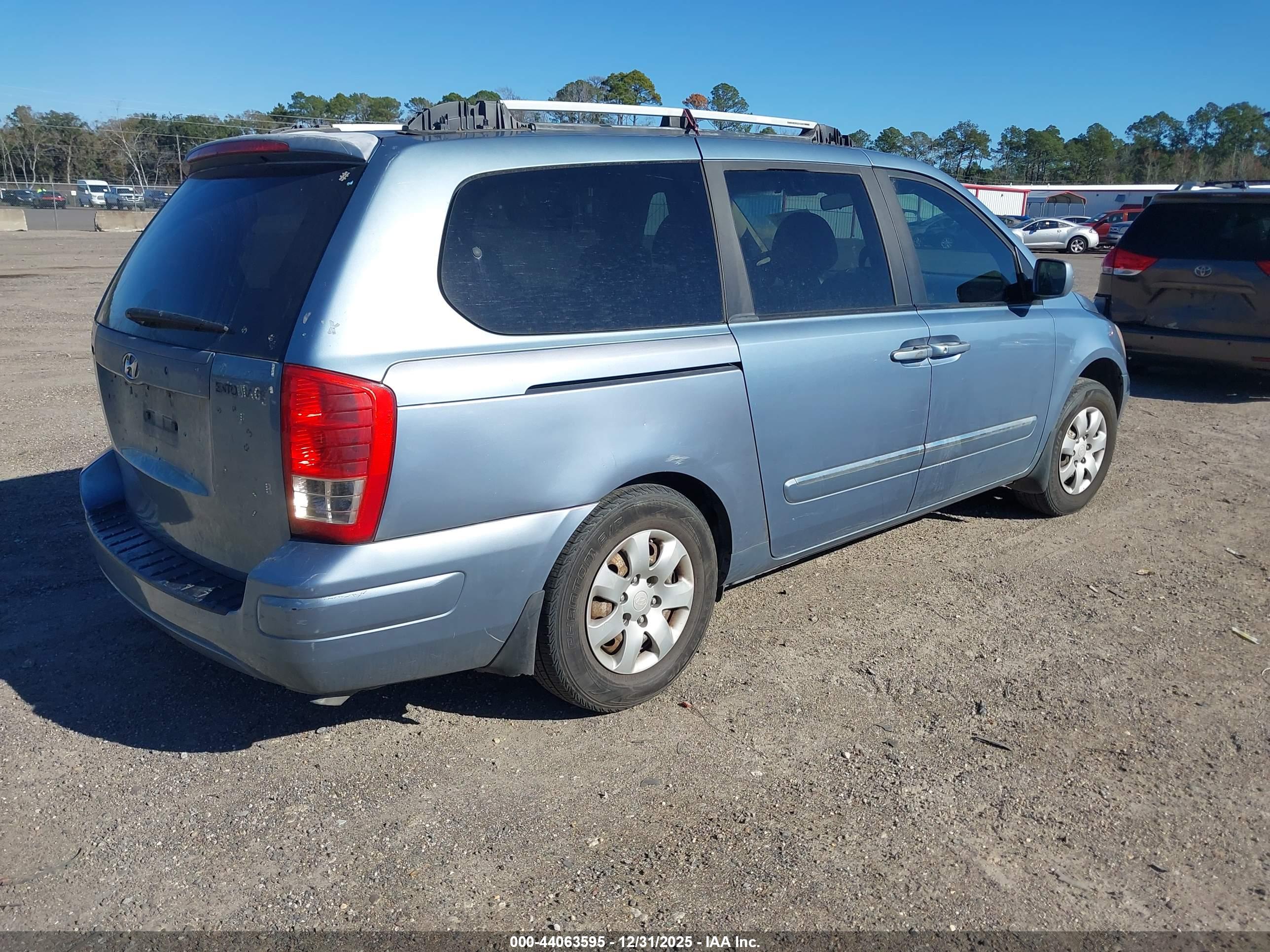 HYUNDAI ENTOURAGE image 4