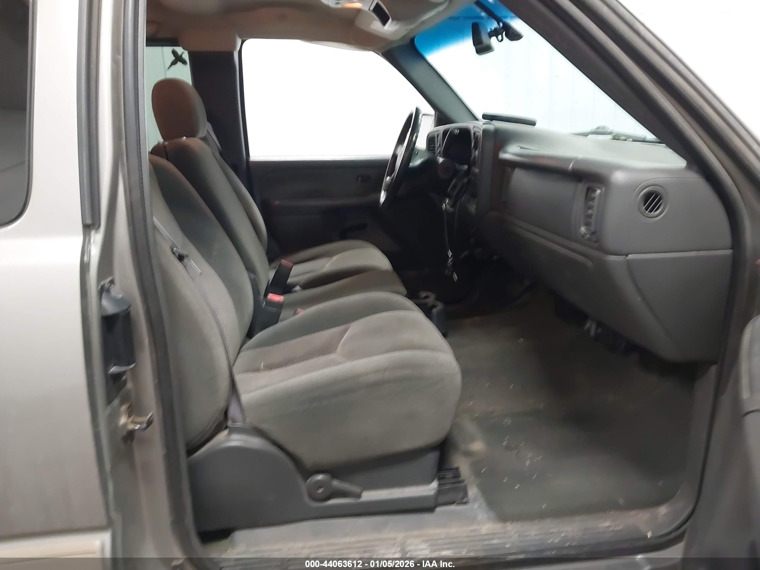 CHEVROLET SILVERADO image 5