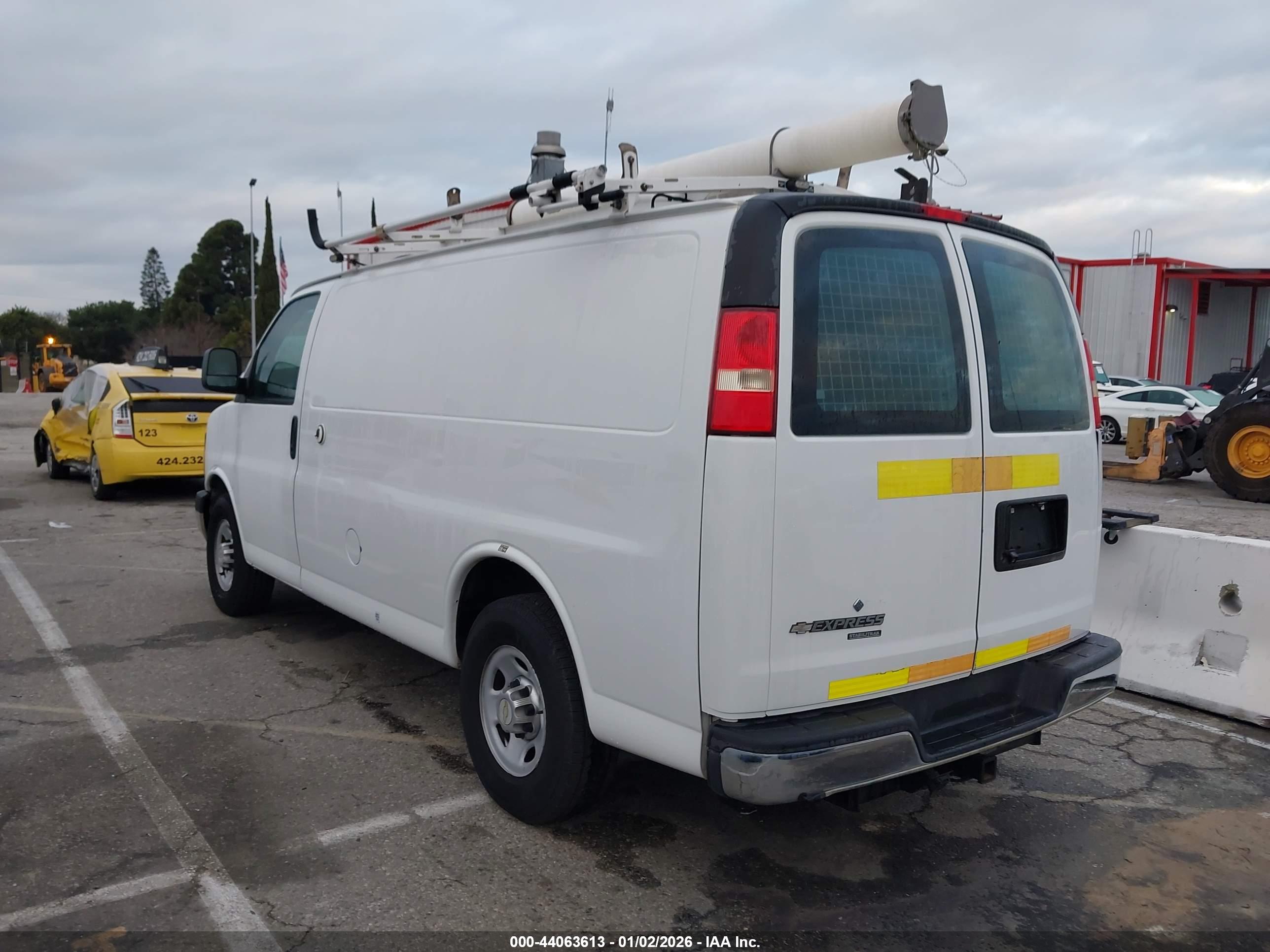 CHEVROLET EXPRESS image 3