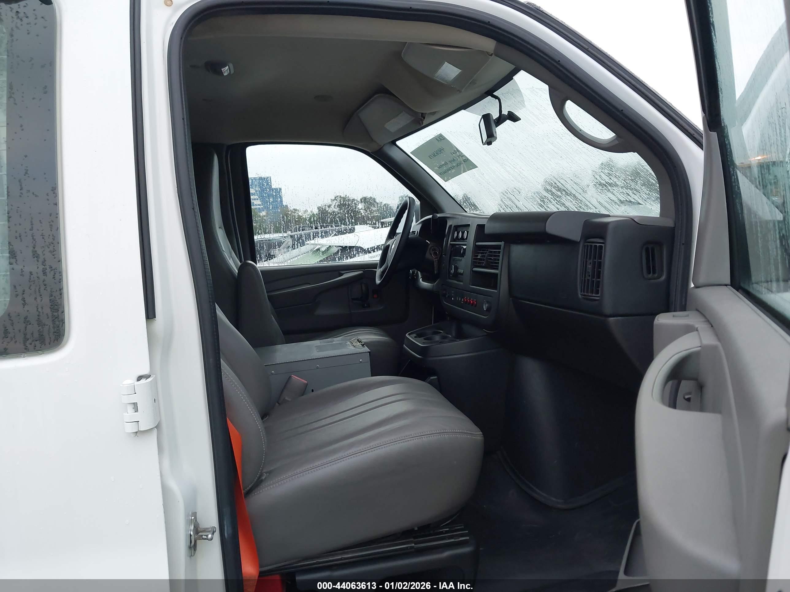 CHEVROLET EXPRESS image 5