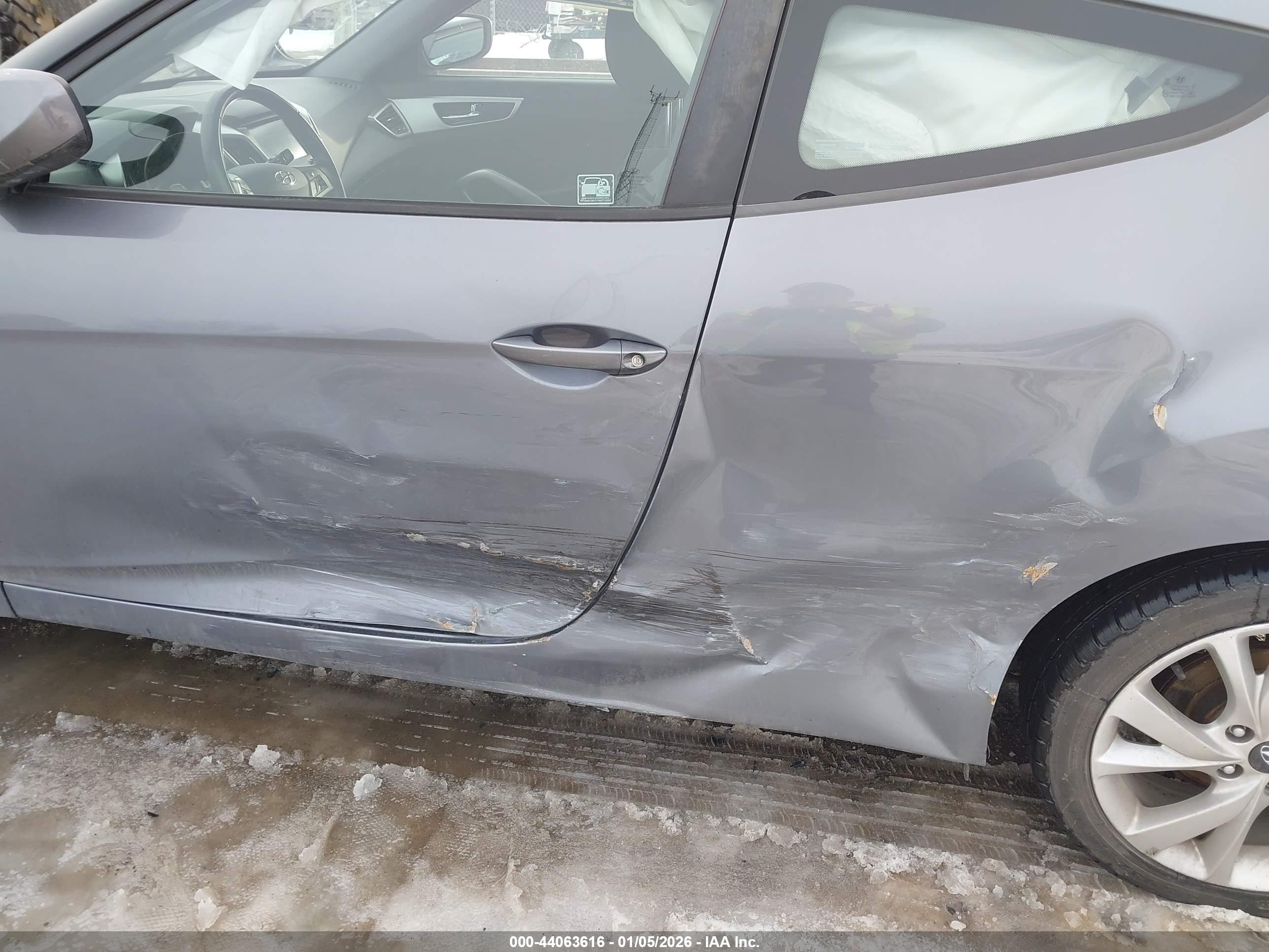 HYUNDAI VELOSTER image 6