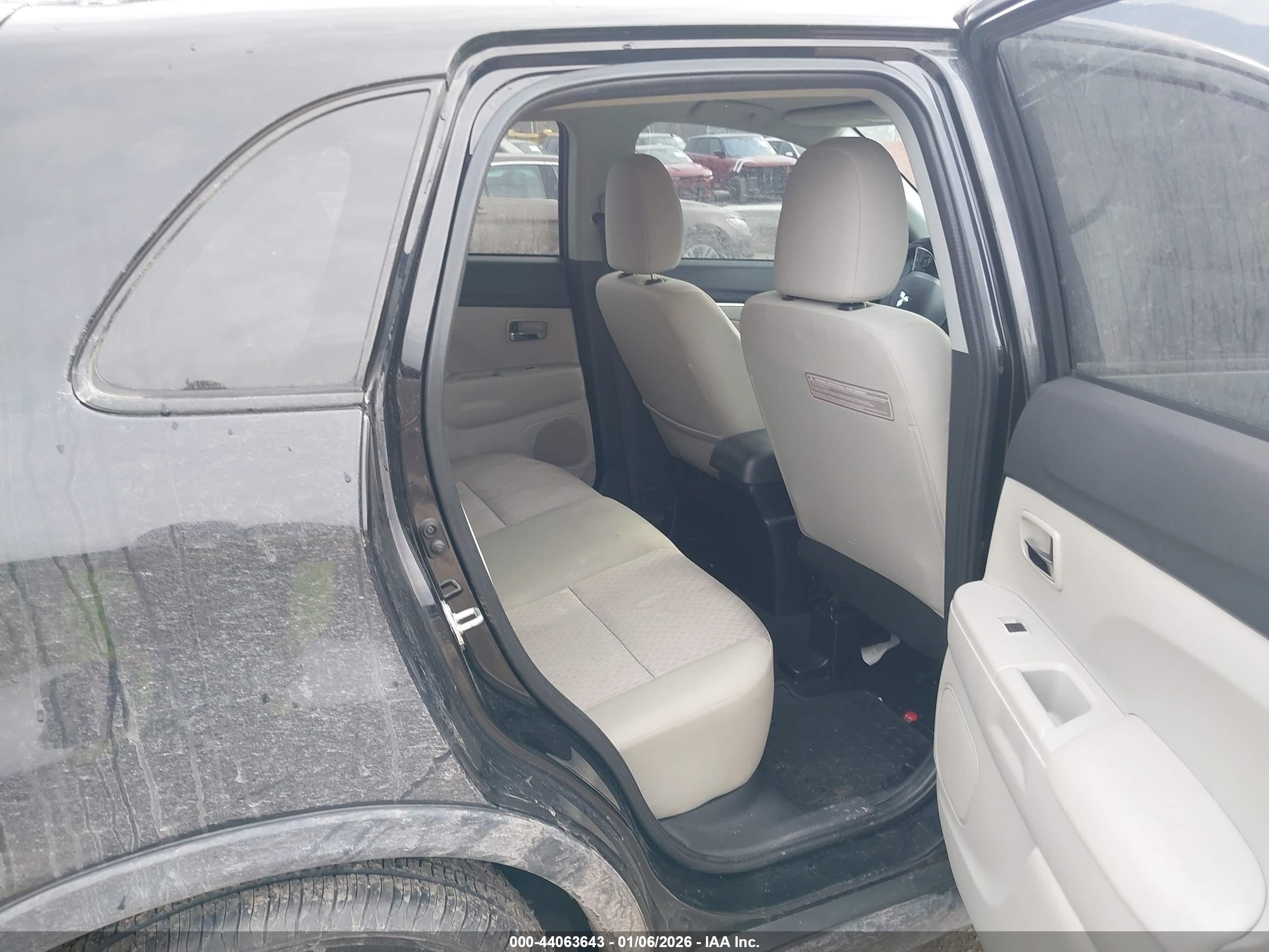 MITSUBISHI OUTLANDER image 8