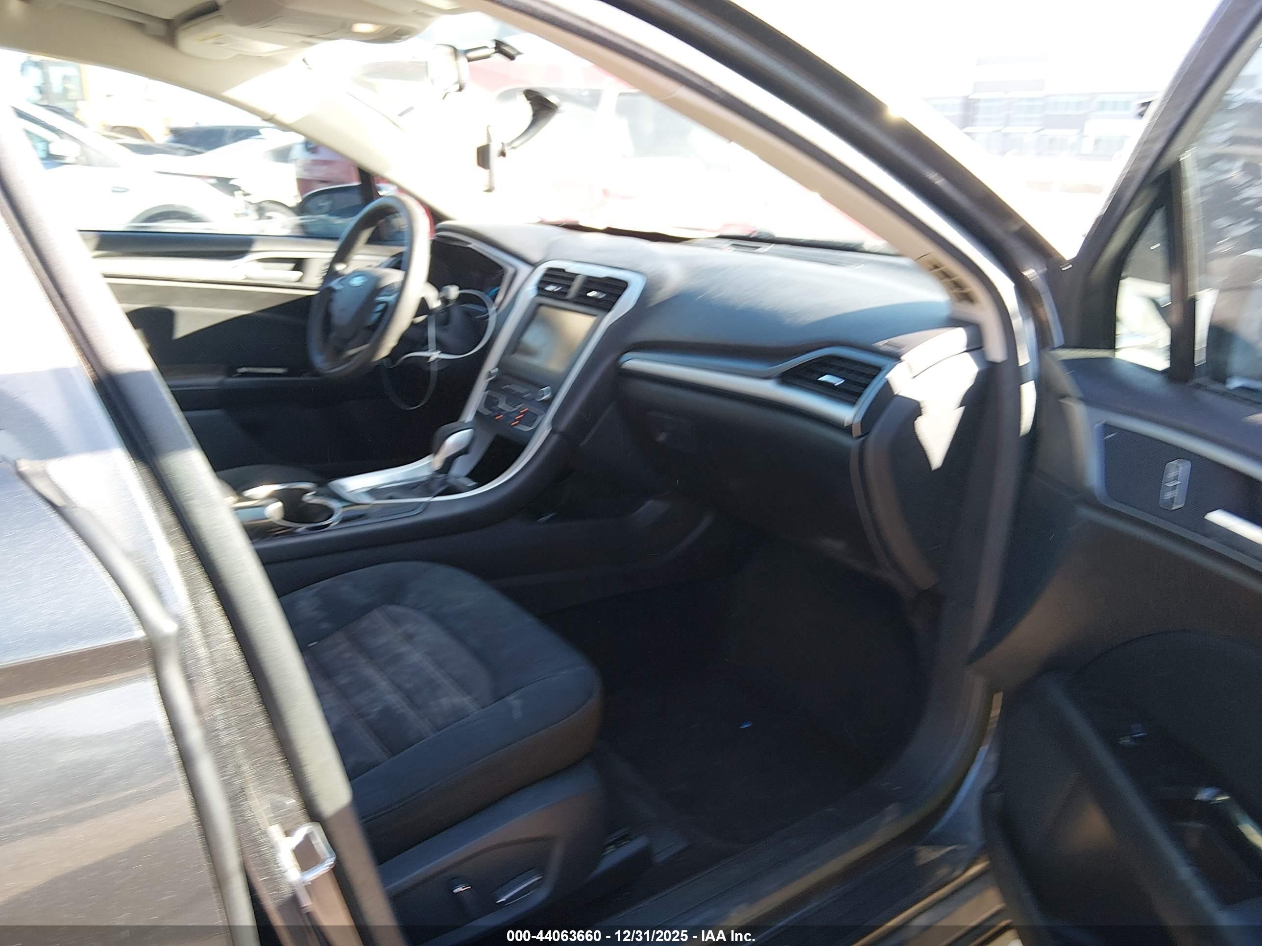 FORD FUSION image 5