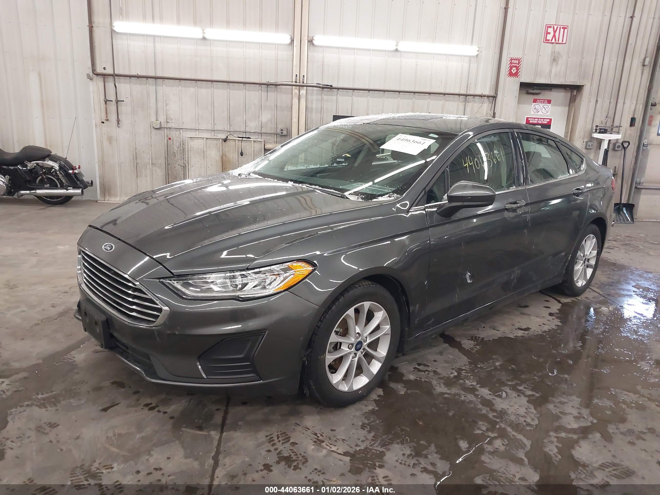 FORD FUSION image 2