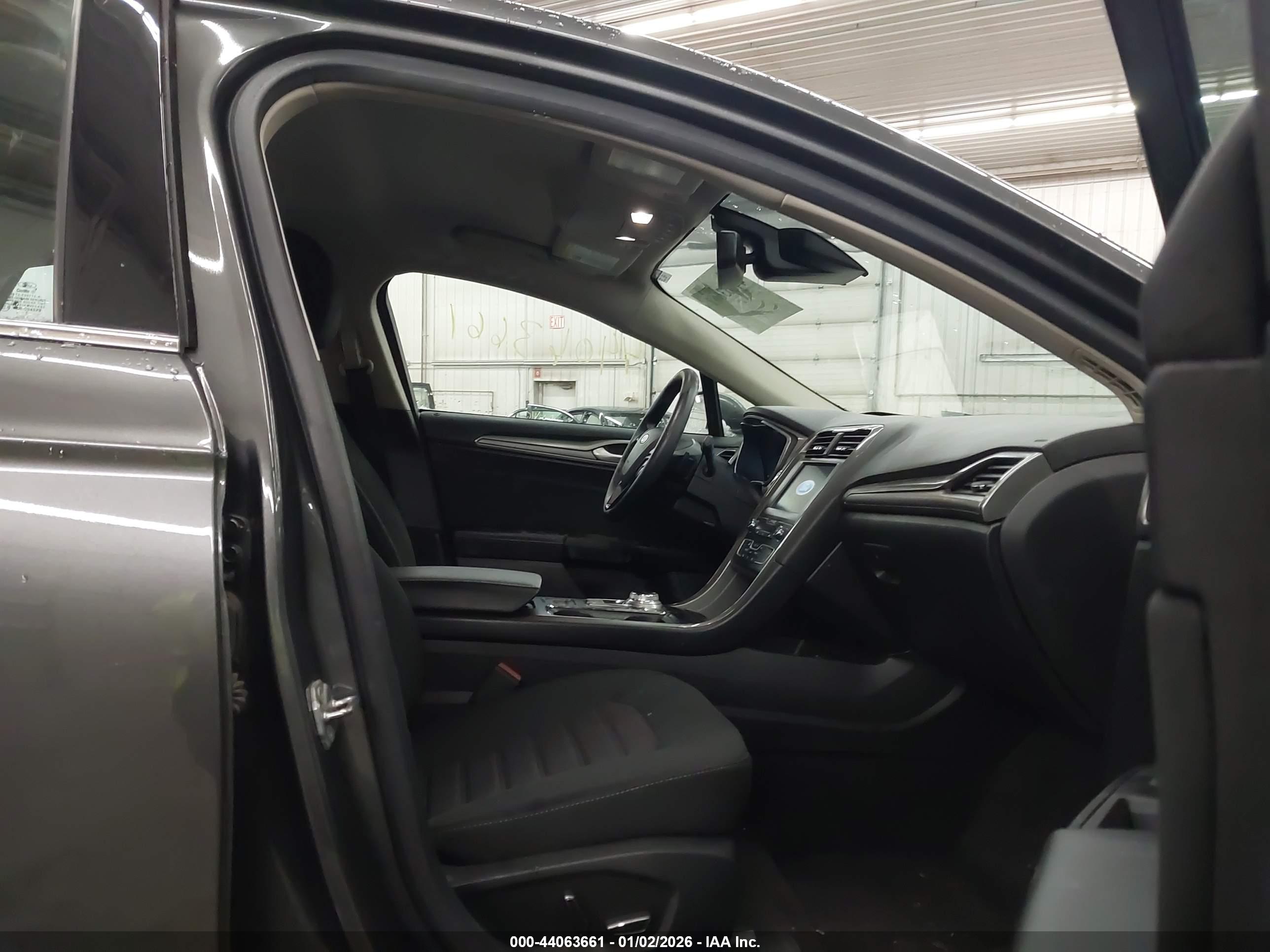 FORD FUSION image 5
