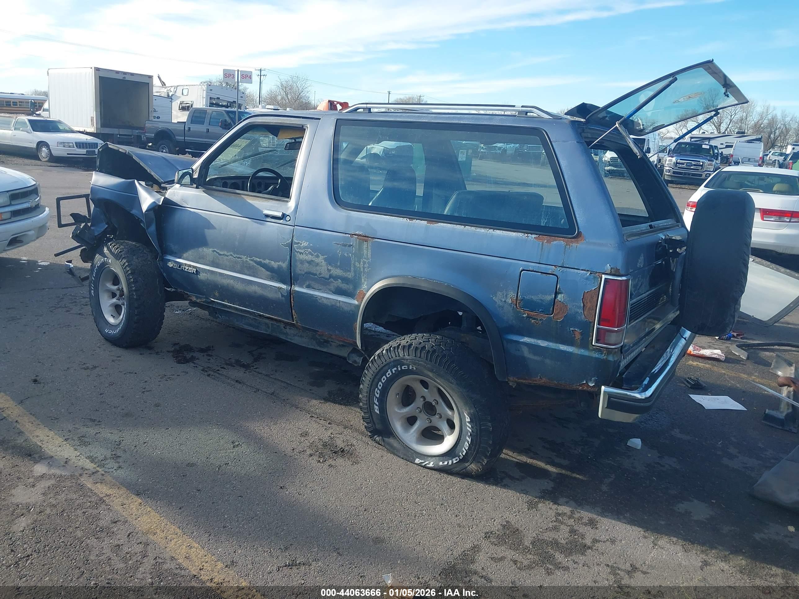 CHEVROLET BLAZER image 3