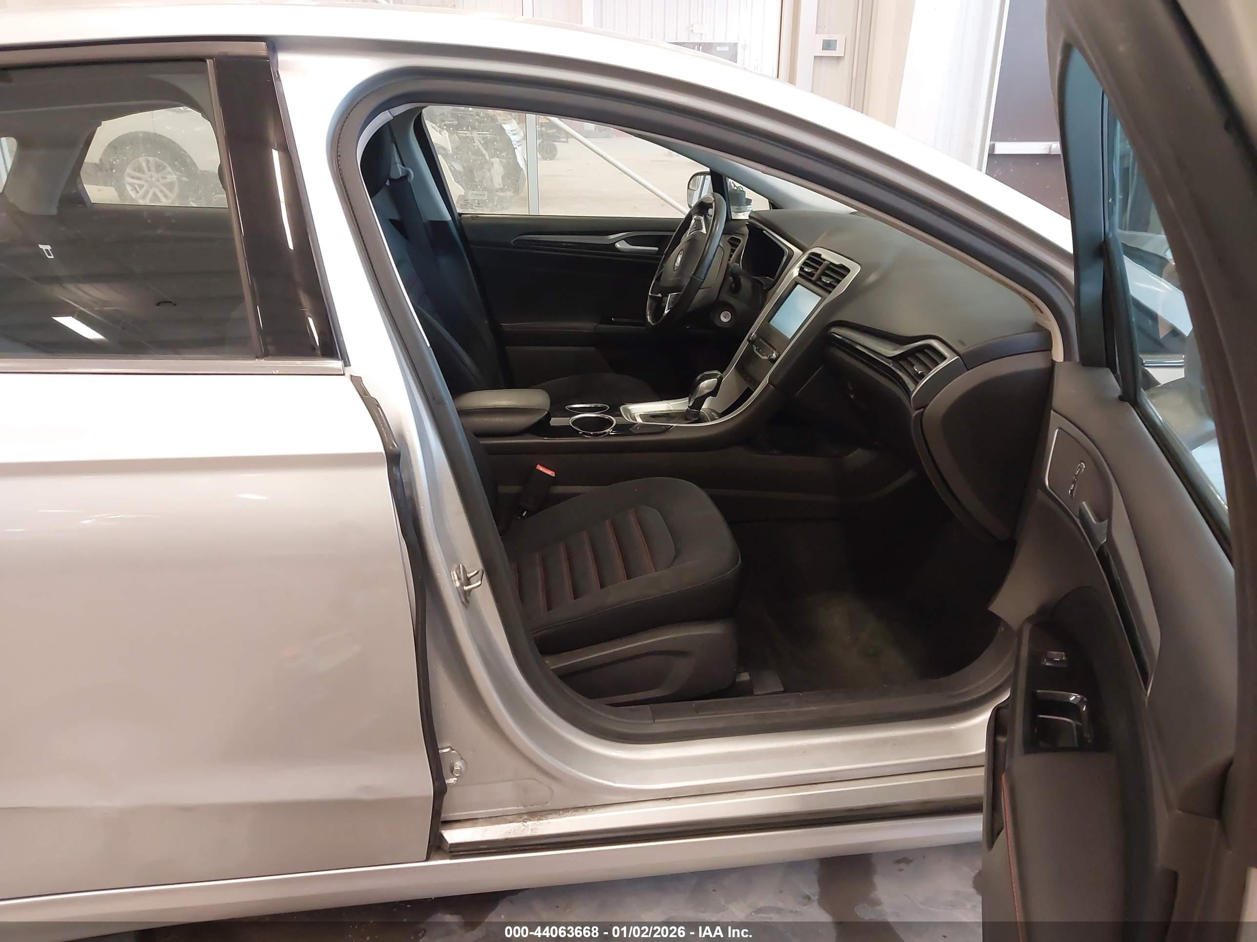 FORD FUSION image 5