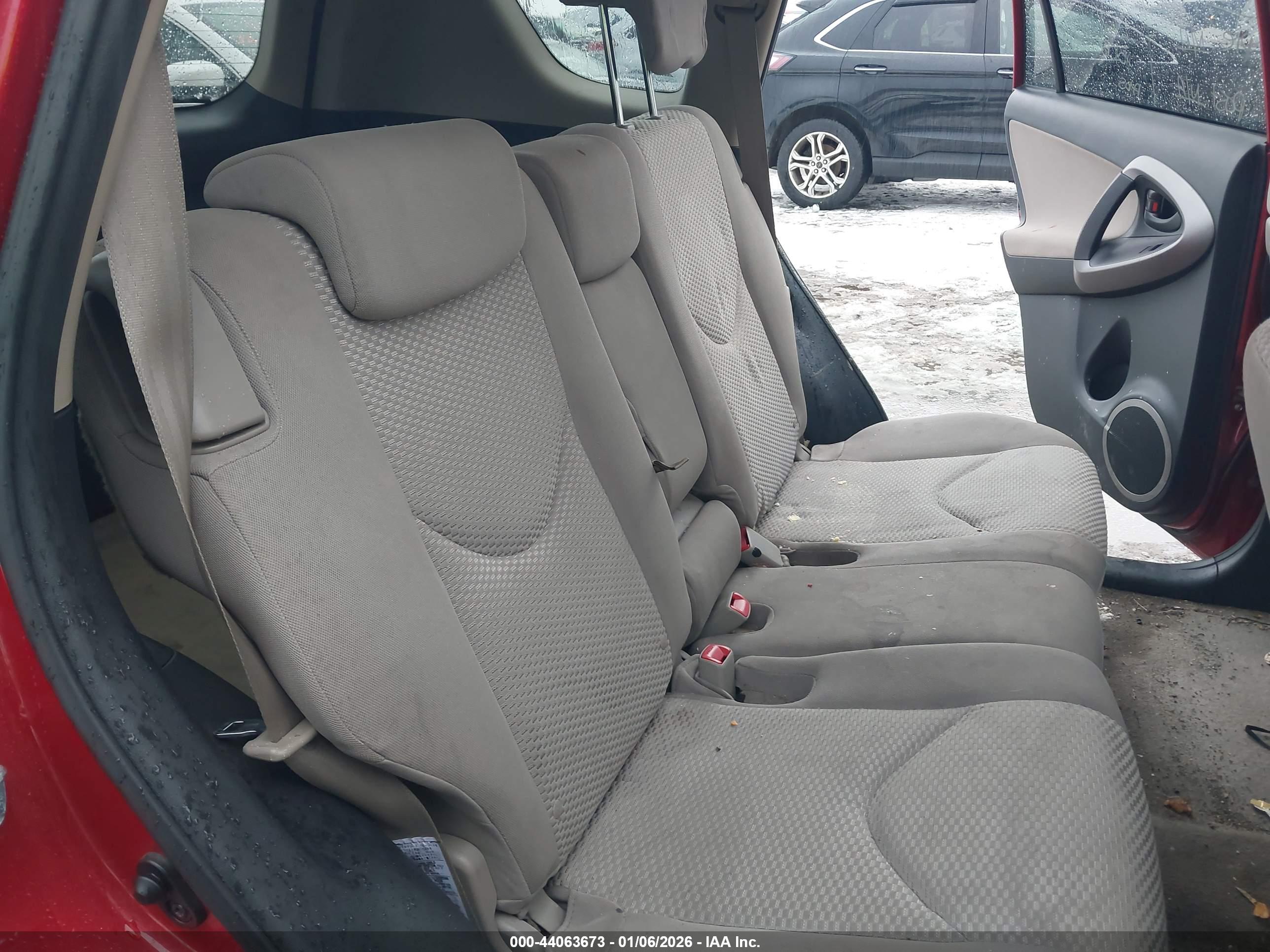 TOYOTA RAV4 image 8
