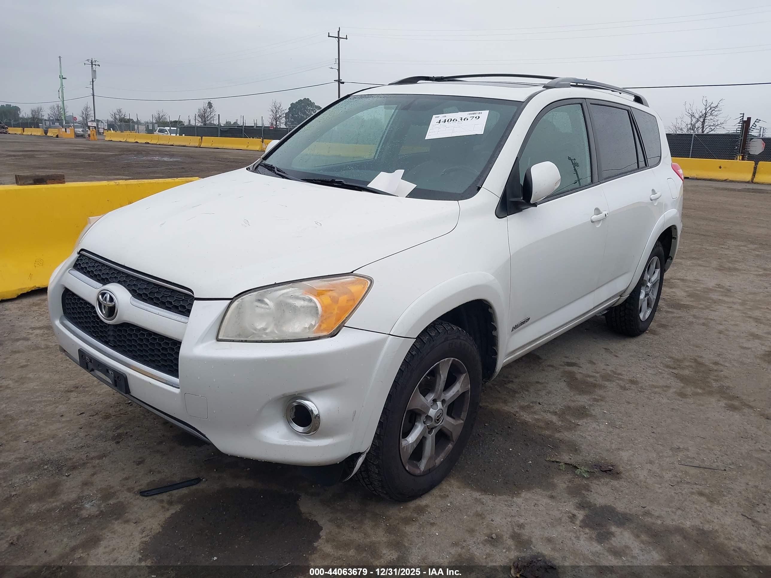 TOYOTA RAV4 image 2