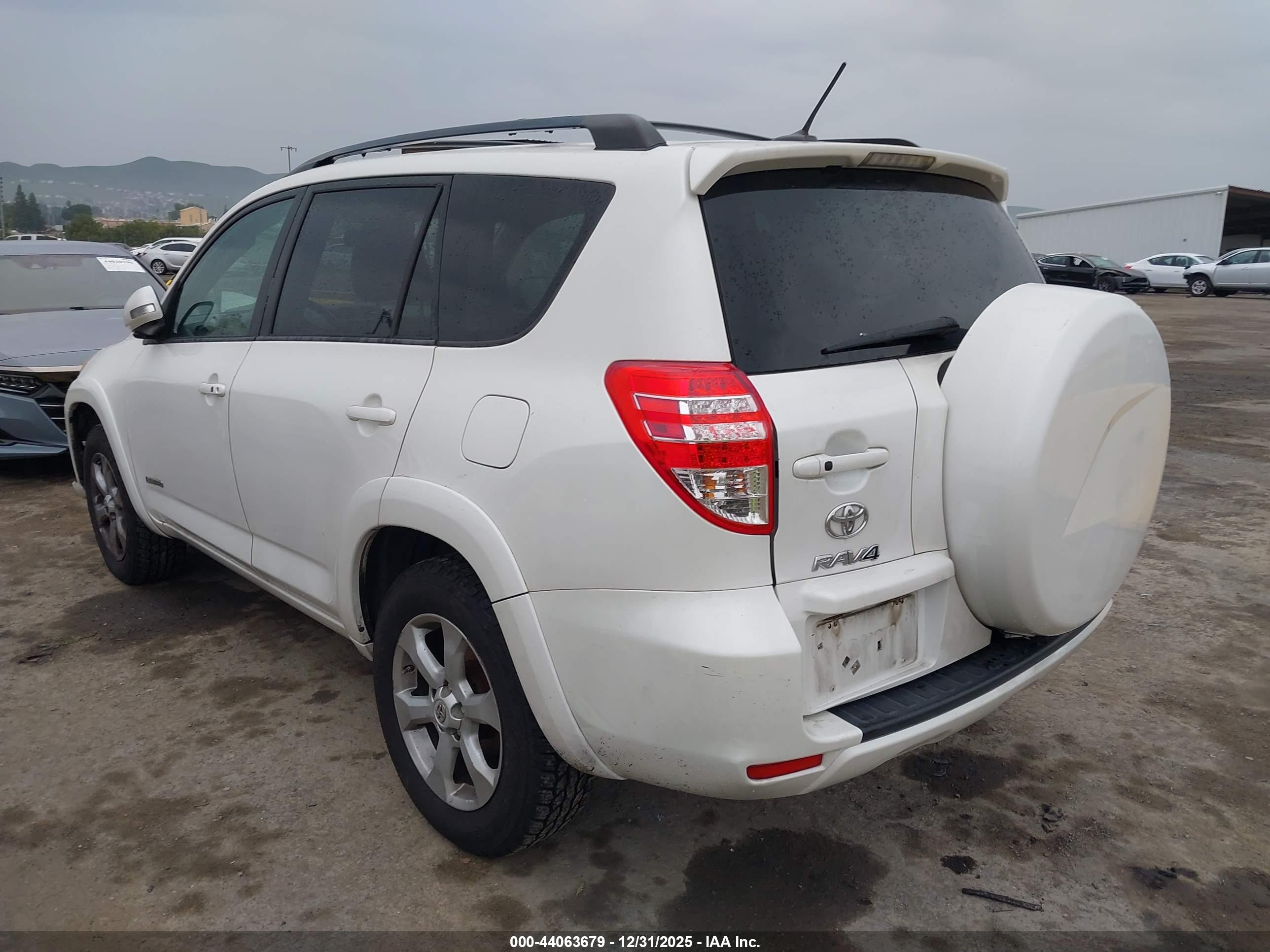 TOYOTA RAV4 image 3