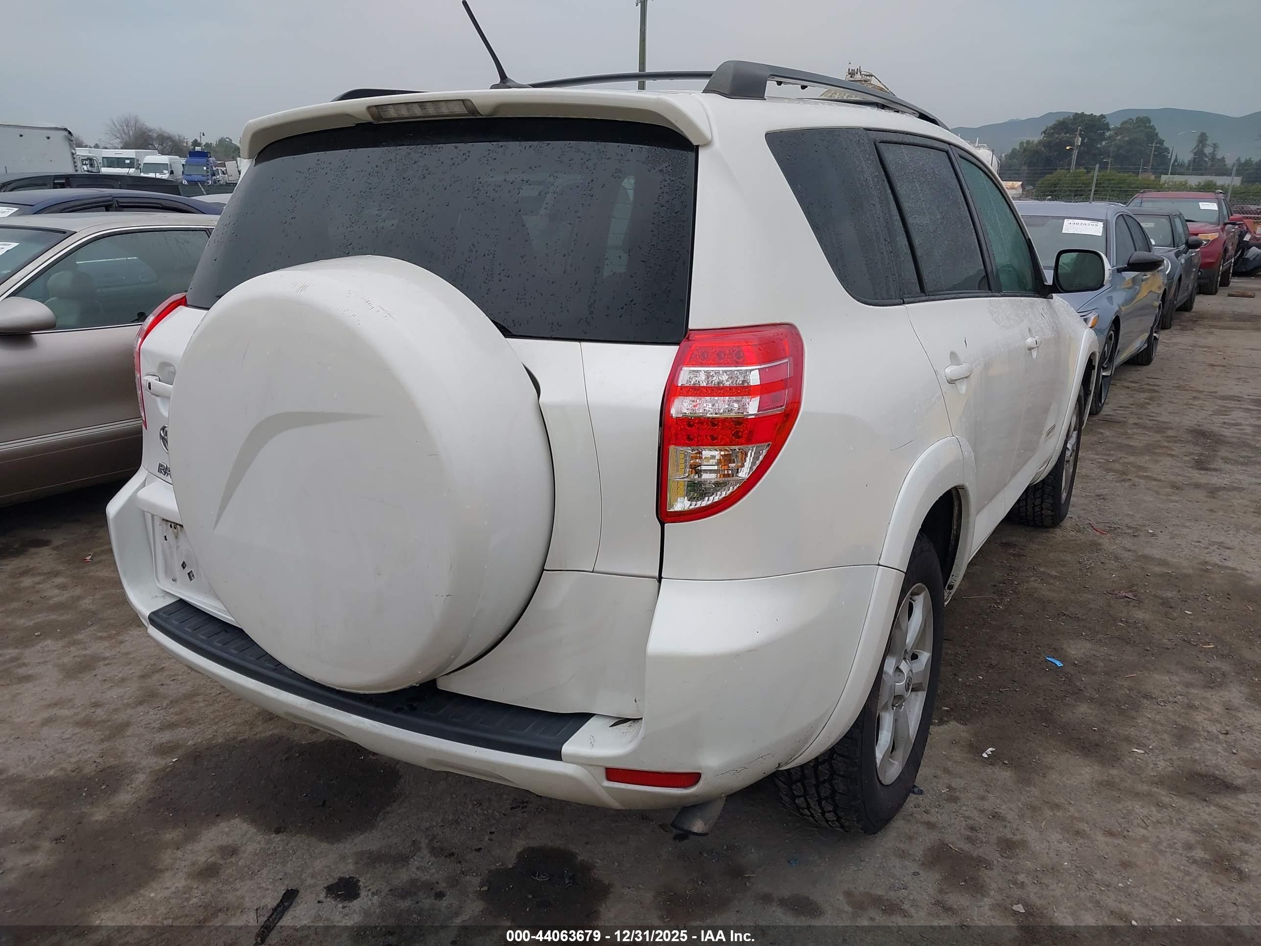 TOYOTA RAV4 image 4