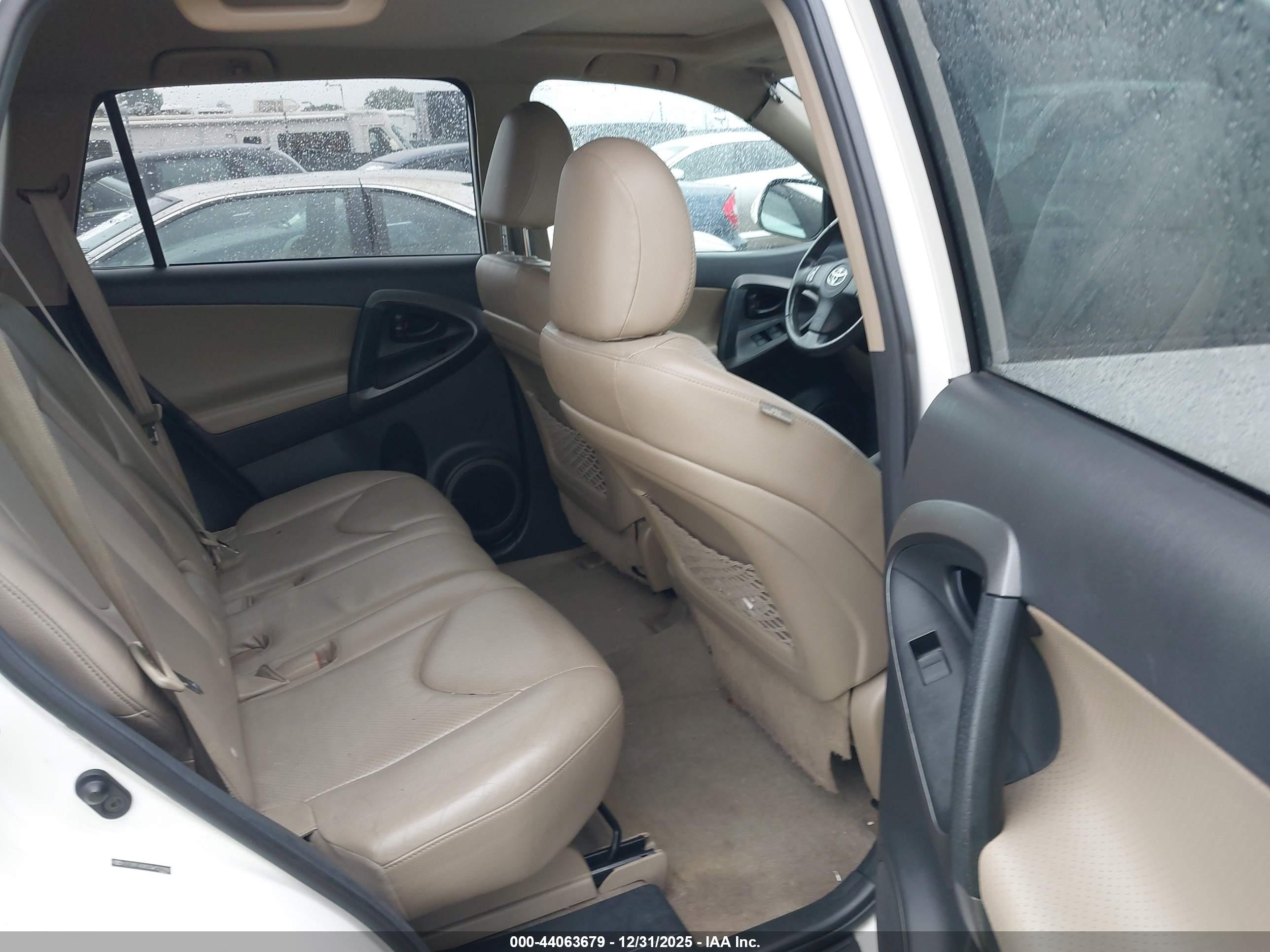 TOYOTA RAV4 image 8