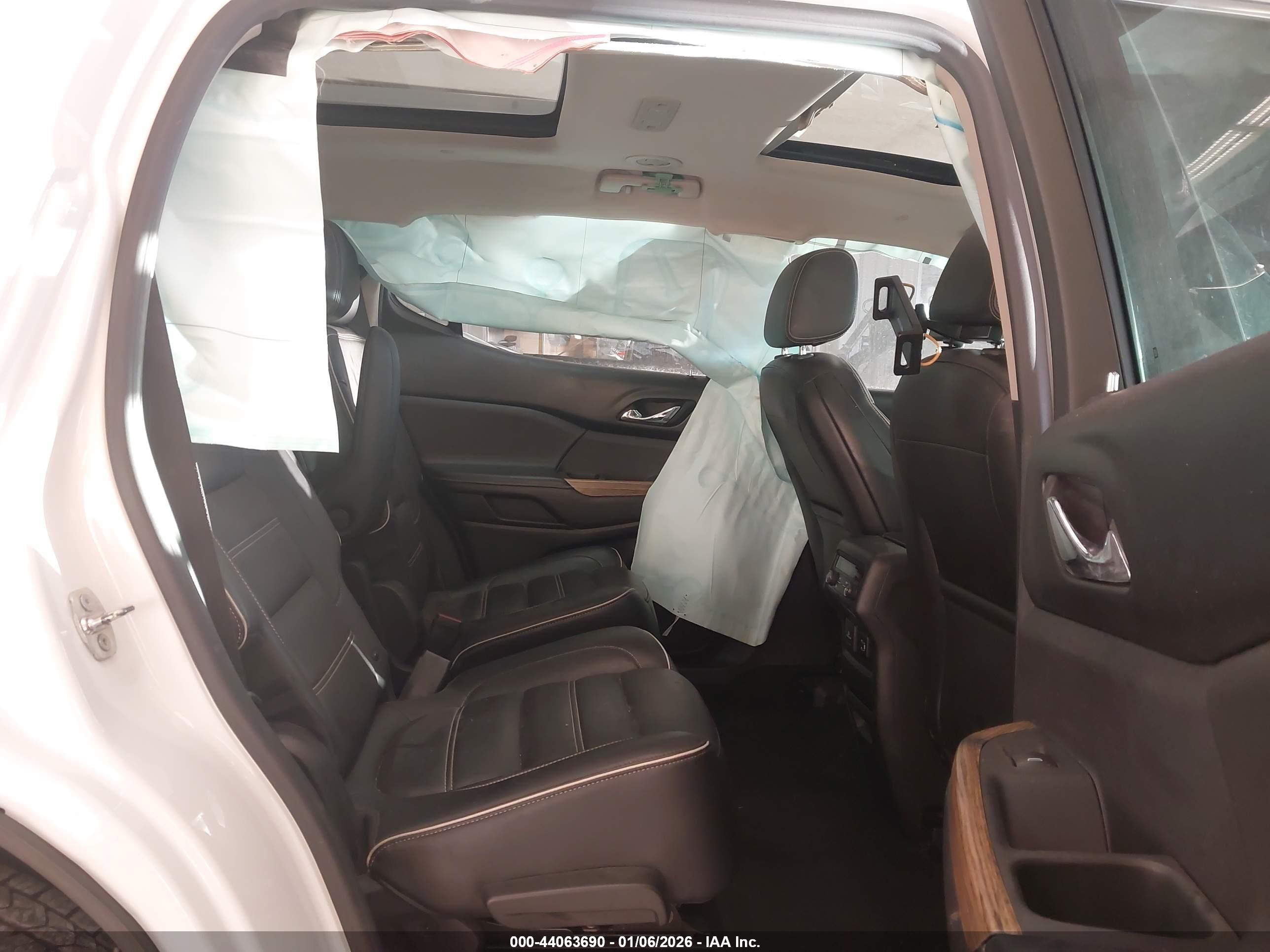 GMC ACADIA image 8