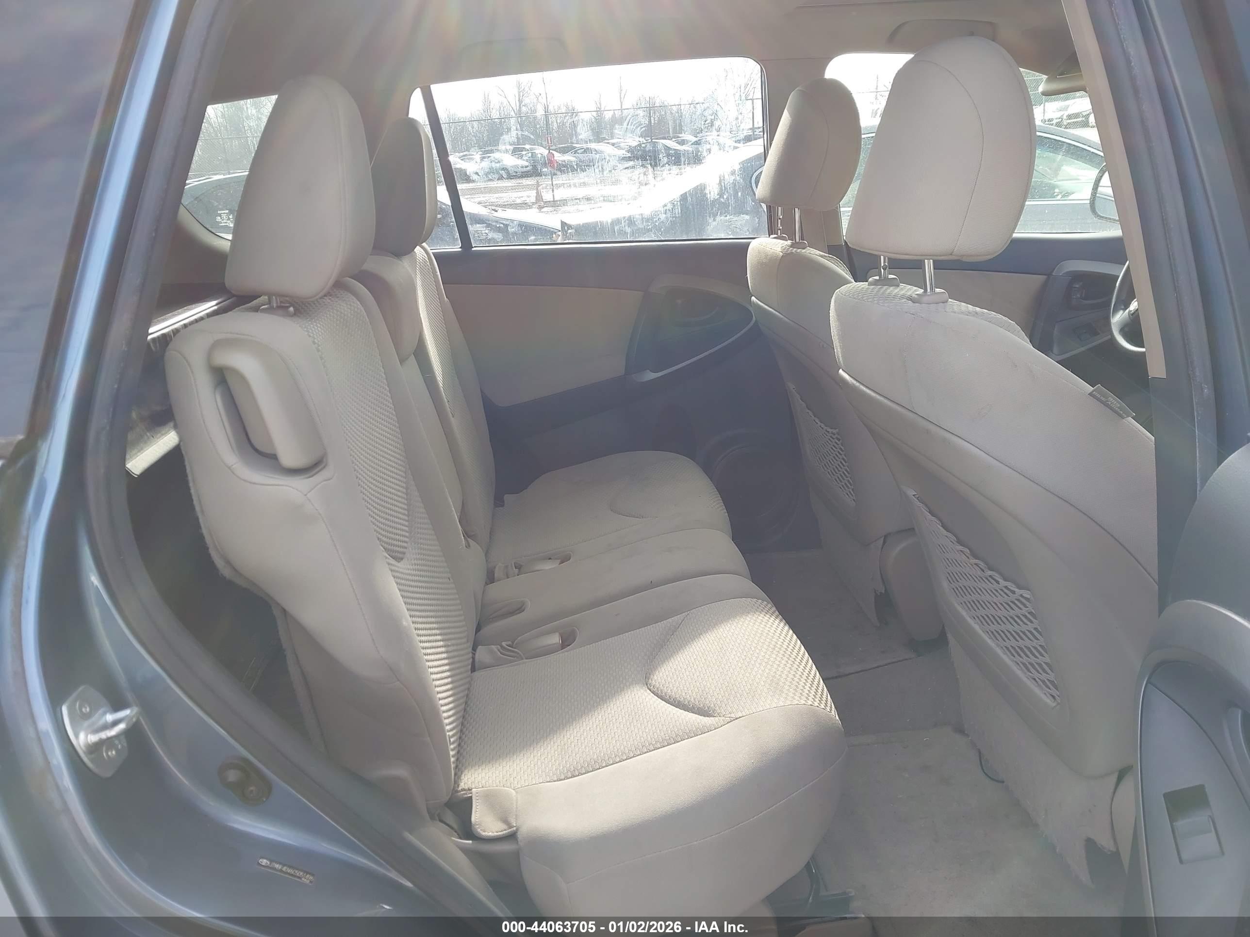 TOYOTA RAV4 image 8