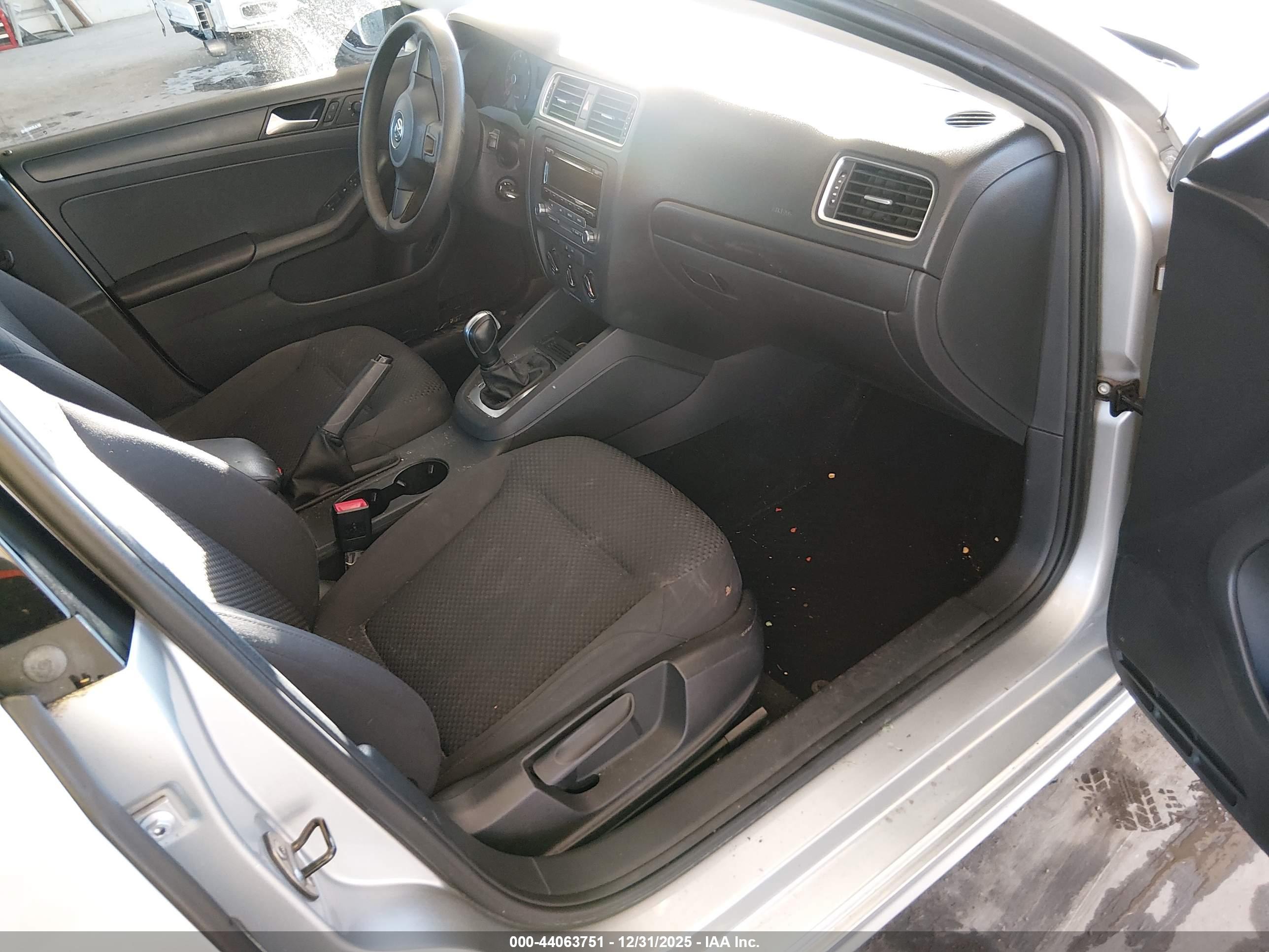 VOLKSWAGEN JETTA image 5